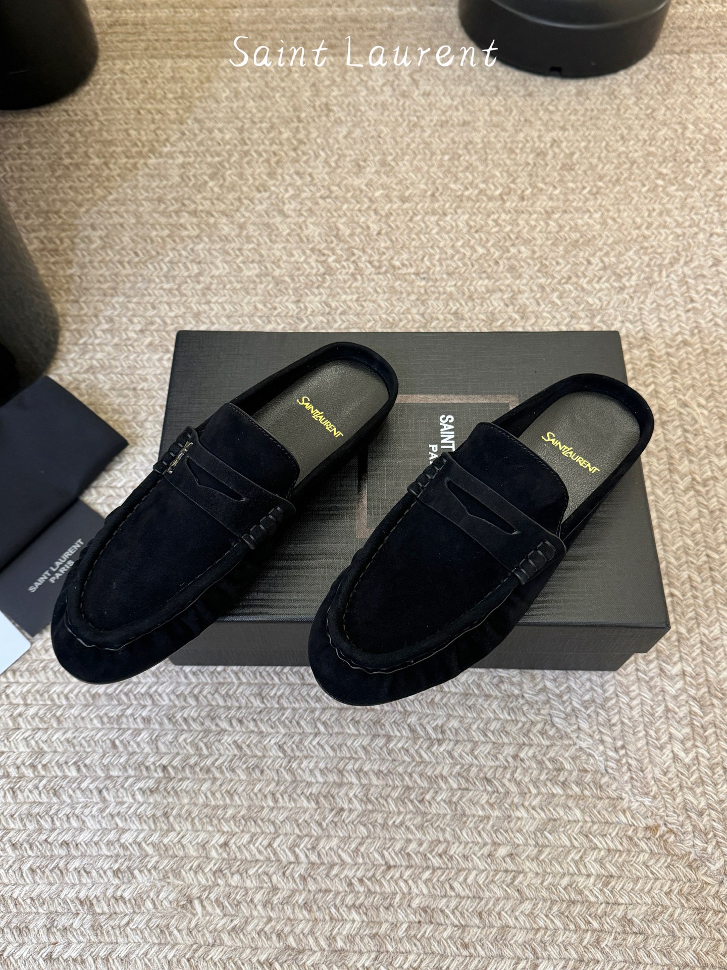 생로랑(SAINT LAURENT) 스웨이드 페니 백리스 로퍼 신발