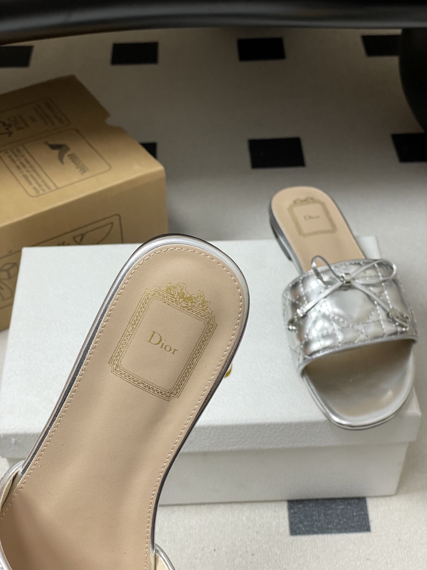 디올(DIOR) 퀼팅 리본 슬리퍼 신발
