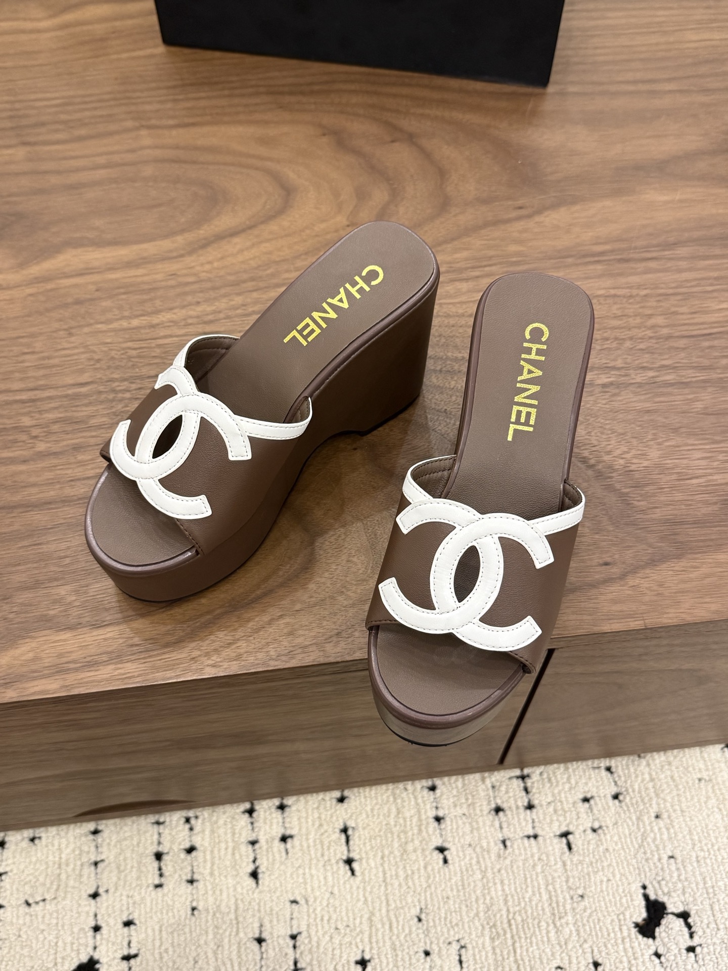 샤넬(CHANEL) 로고 플랫폼 웨지 슬리퍼 신발