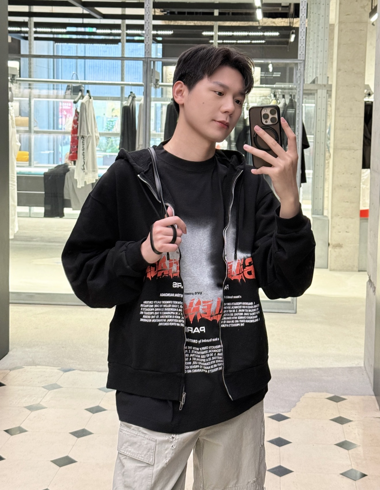 발렌시아가(BALENCIAGA) 크랙 레터링 프린트 반팔 티셔츠 의류