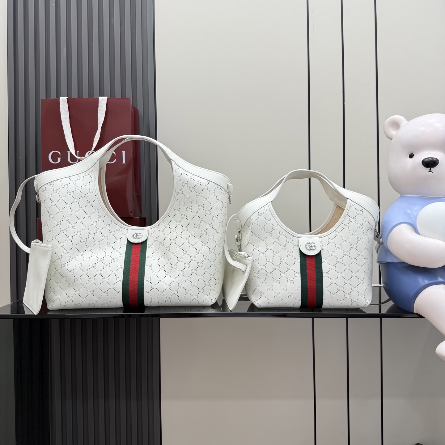 GUCCI 구찌 Generation 제너레이션 GG 질리오(Giglio) 펀칭 레더 토트백 - 라지 가방