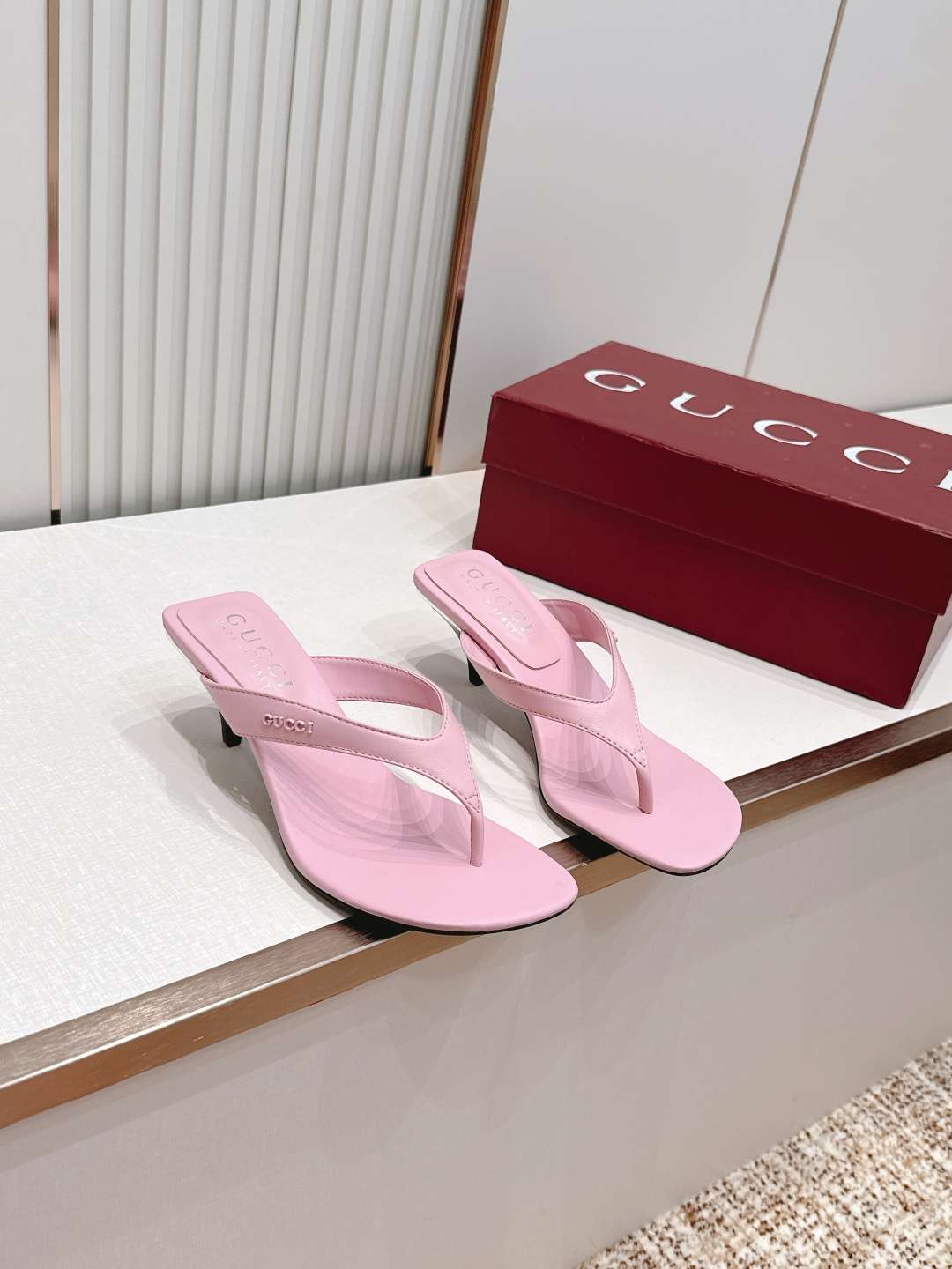 구찌(GUCCI) 모노그램 토포스트 미들힐 신발
