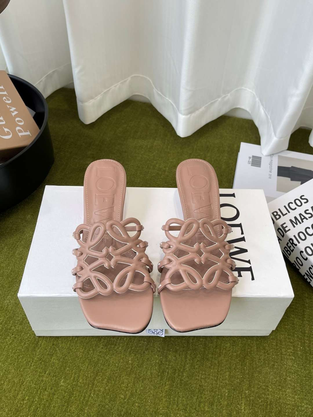 로에베(LOEWE) 아나그램 스트랩 스퀘어토 키튼힐 신발