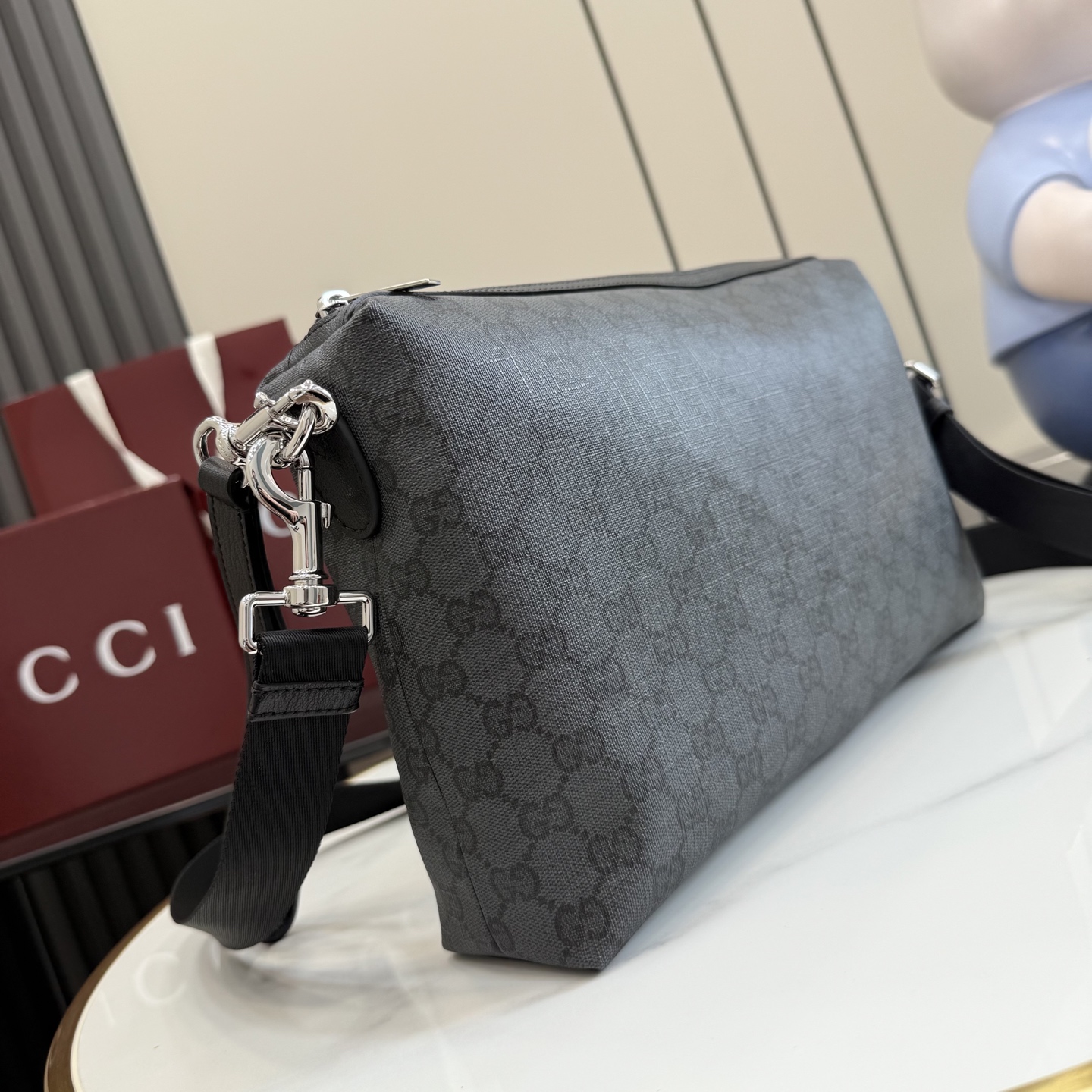 GUCCI 구찌 에센스 클래식(Essence Classic) GG 캔버스 메신저/클러치 - 블랙 가방
