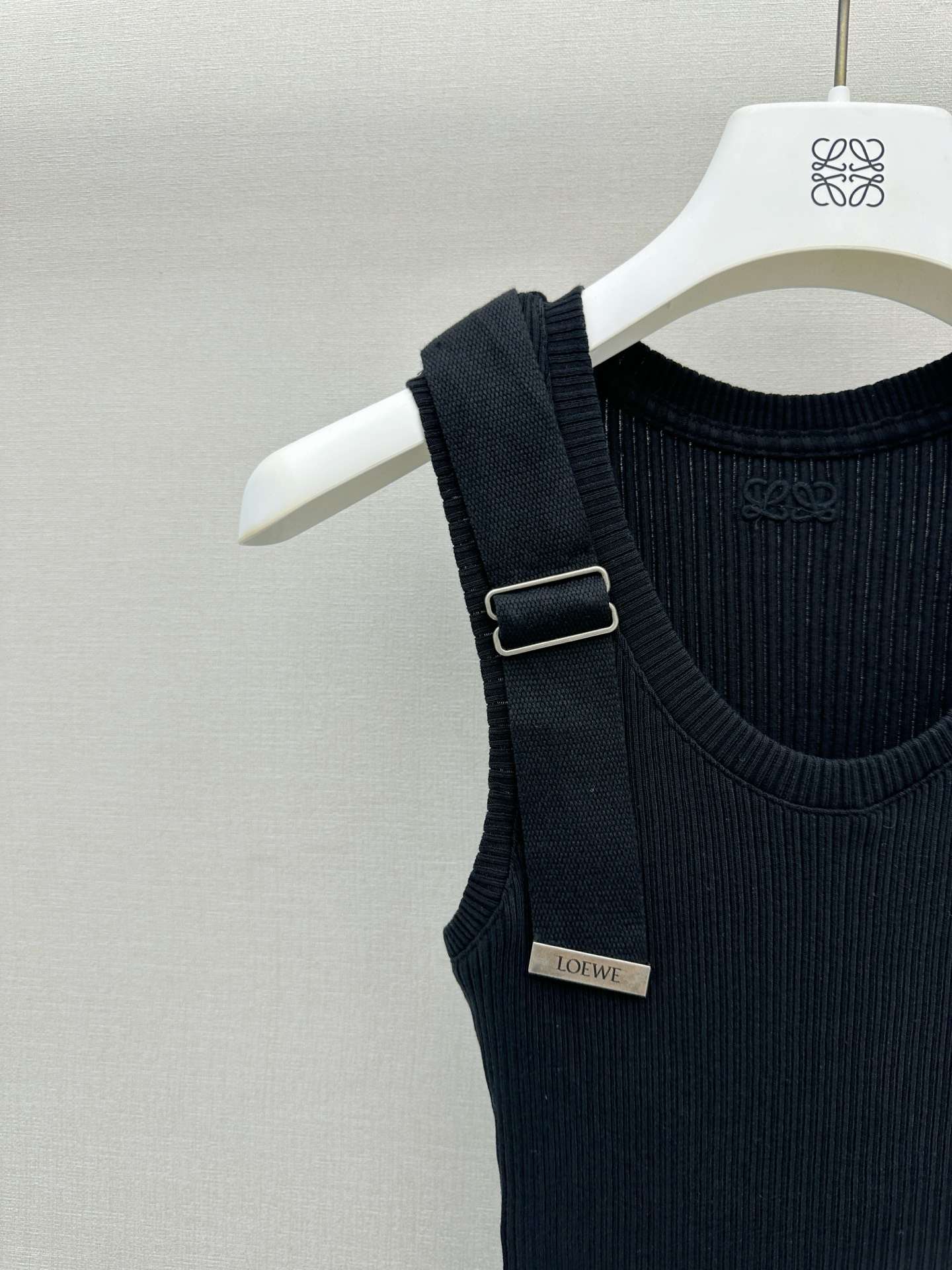 로에베(LOEWE) 버클 스트랩 리브 슬리브리스 탑 상의 의류