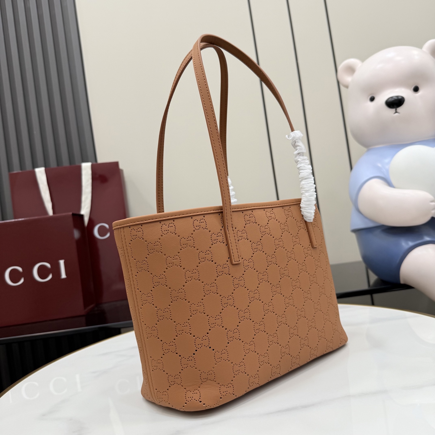 Gucci 구찌 제너레이션 구찌(Generation Gucci) 퍼포레이티드 GG 토트백 가방