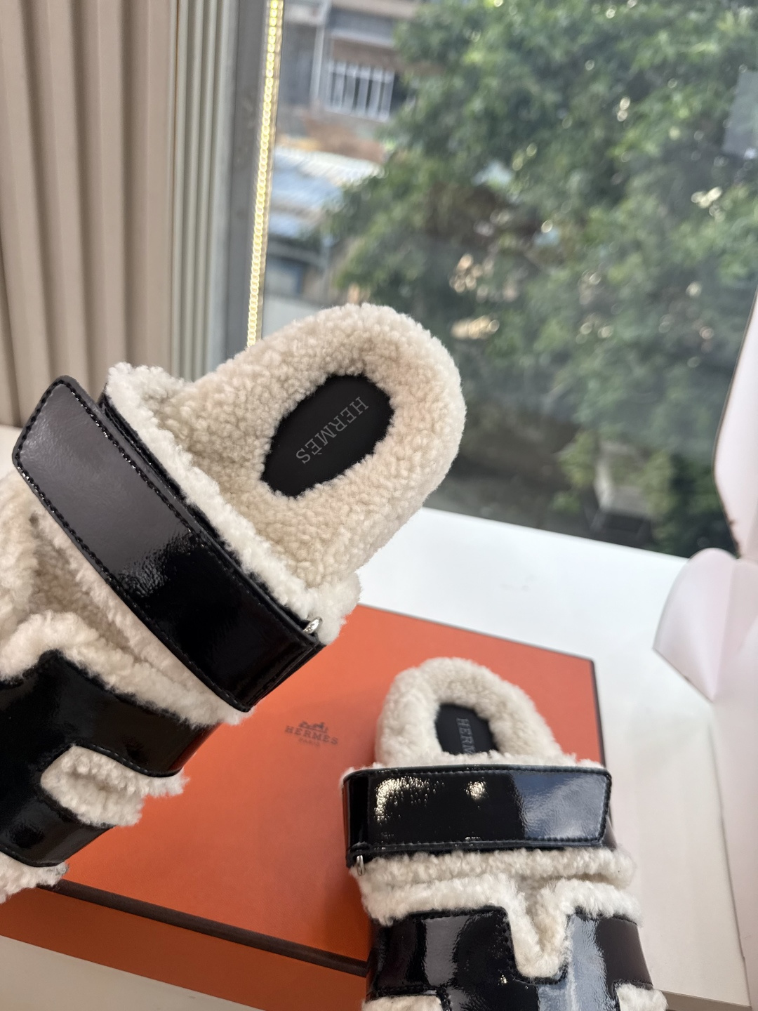 에르메스(HERMES) 시어링 퍼 뮬 슬리퍼 신발