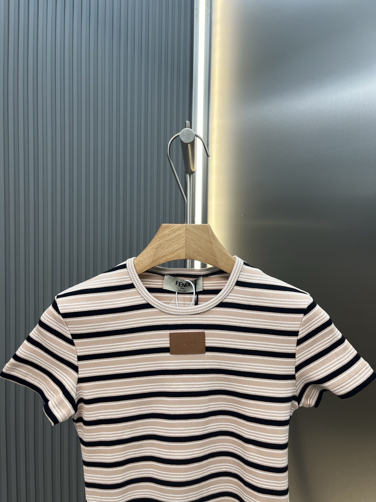 펜디(FENDI) 레더 패치 스트라이프 크롭 티셔츠 상의 의류