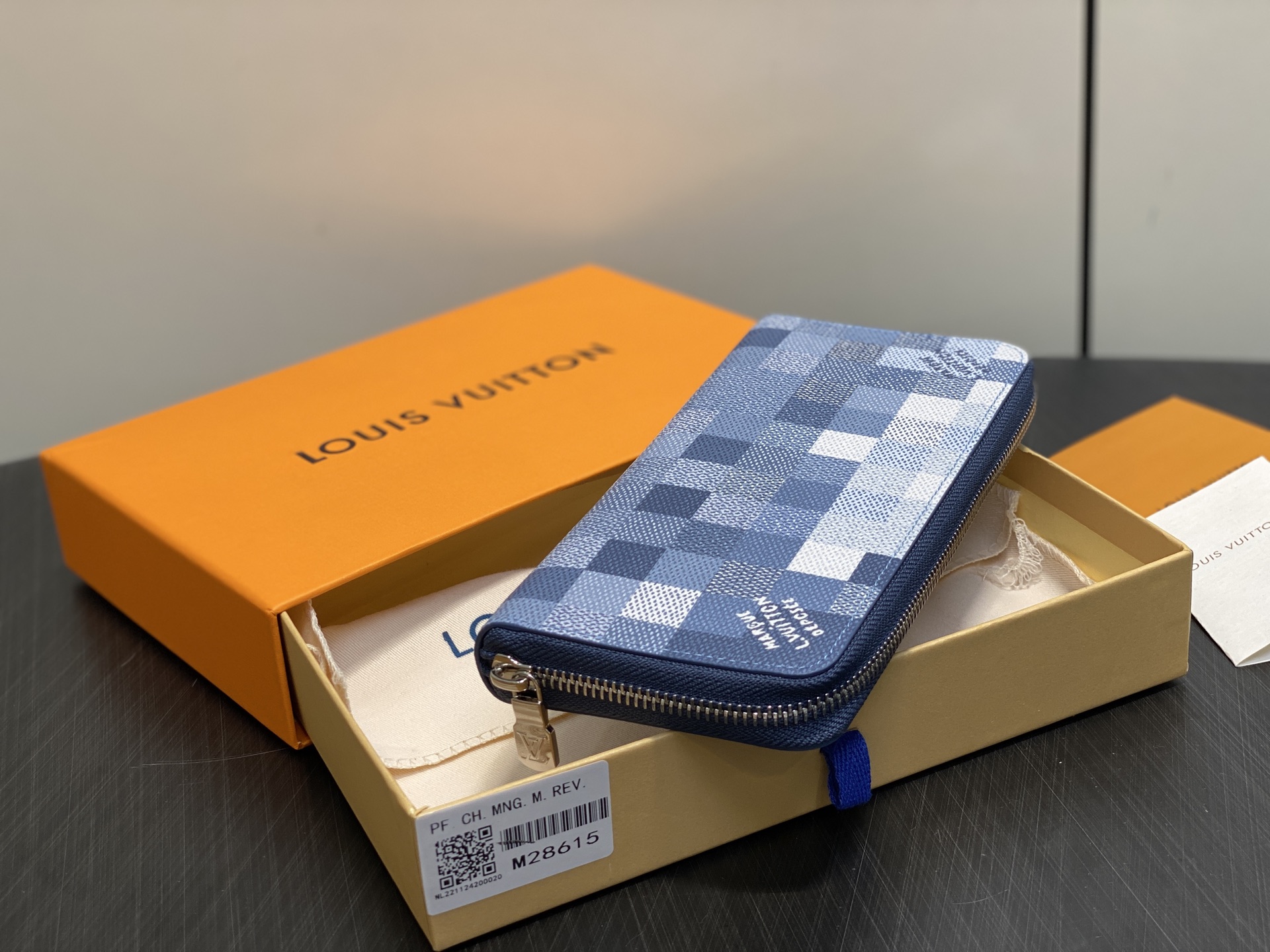 [Louis Vuitton] LV 루이비통 모노그램 마자이크 지피 월릿 호리존탈 (블루) 장지갑