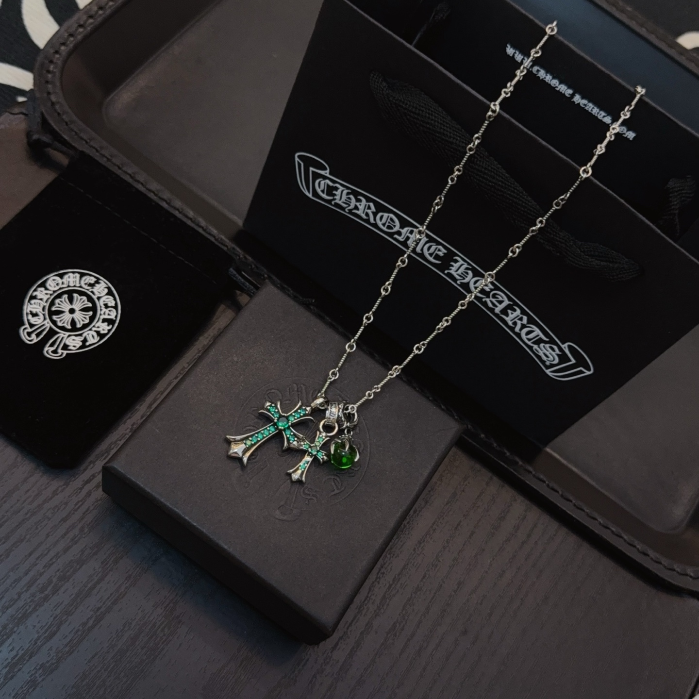 크롬하츠(CHROME HEARTS) 세이프티 핀 그린 스톤 크로스 목걸이 악세사리