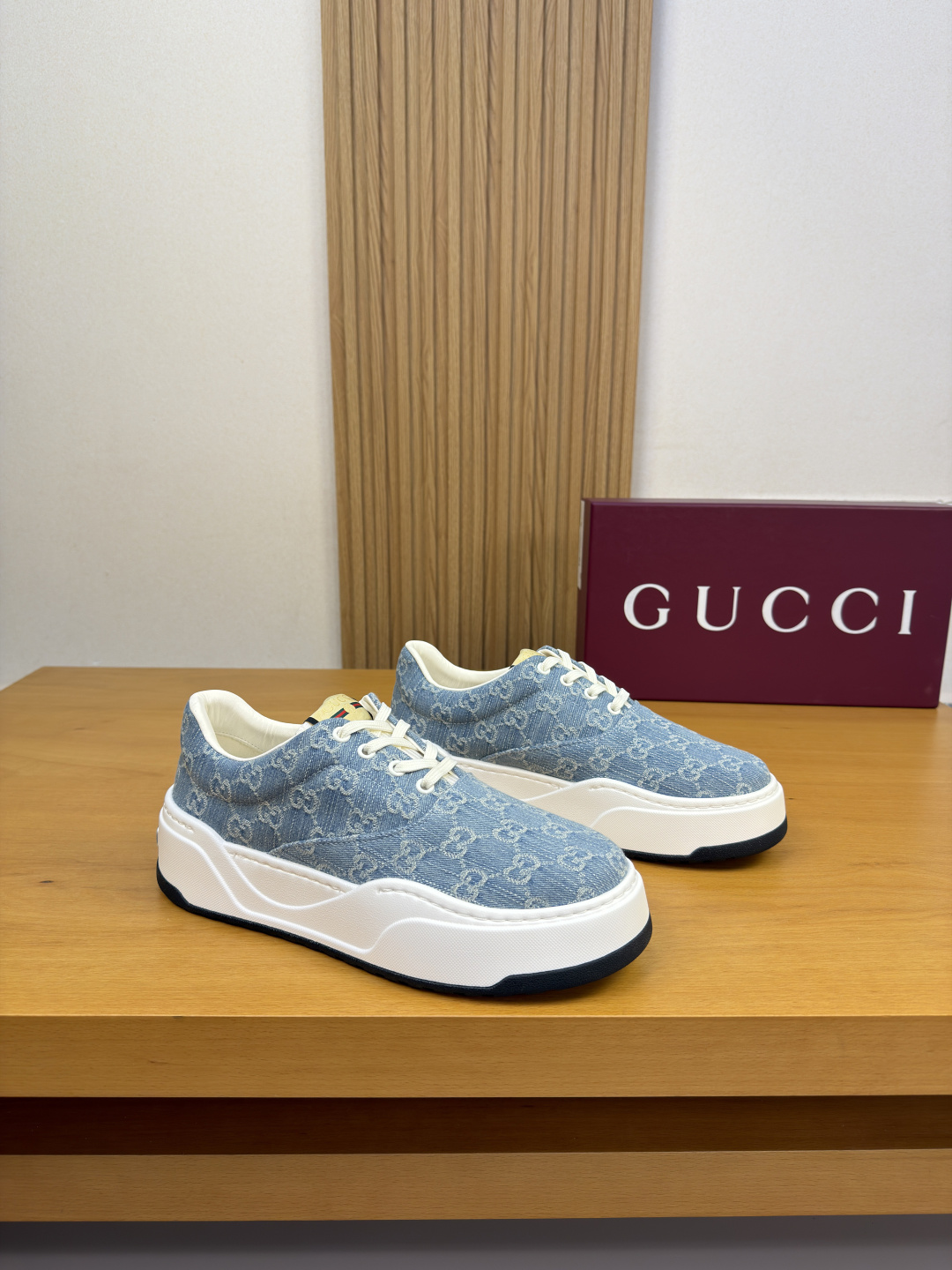 GUCCI 구찌 나파 소가죽 & 로고 패브릭 스니커즈 신발