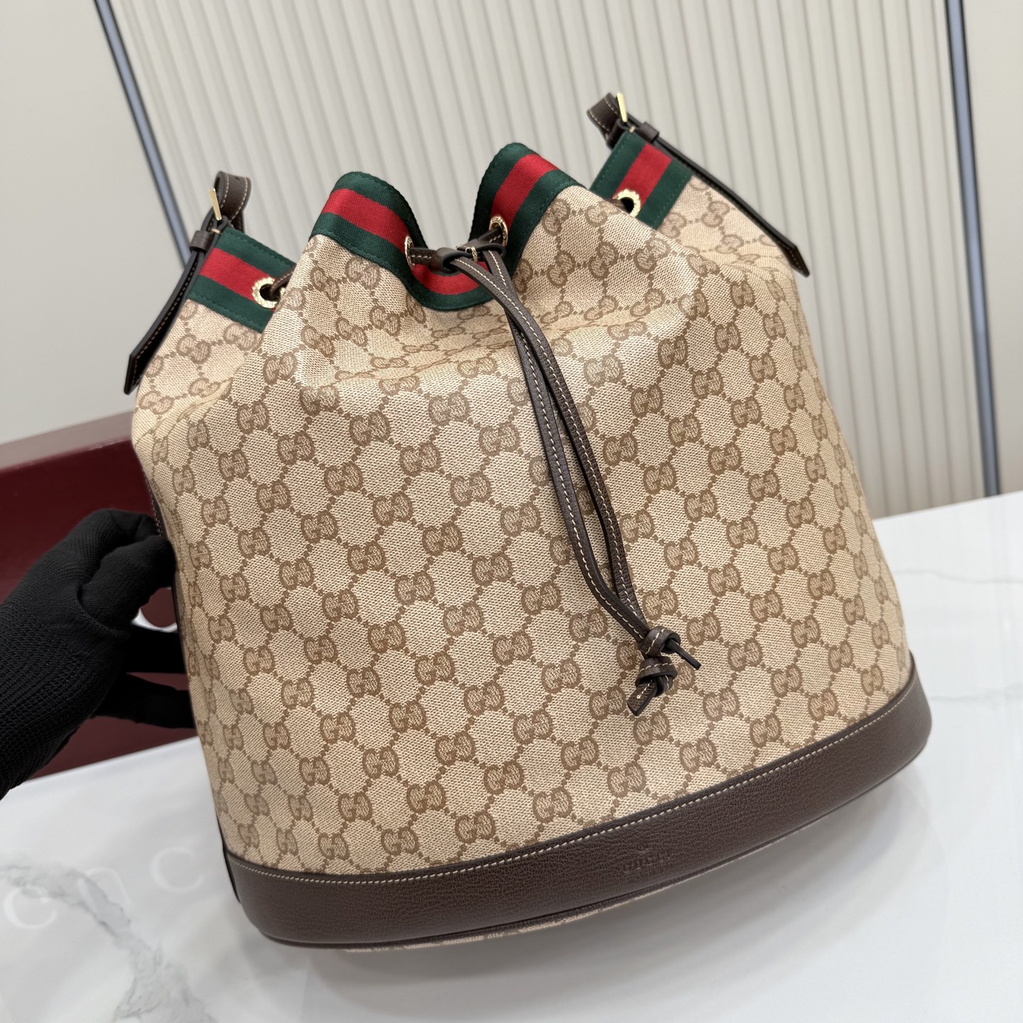 [Gucci] 구찌 Generation GG 코팅 캔버스 라지 버킷백 가방