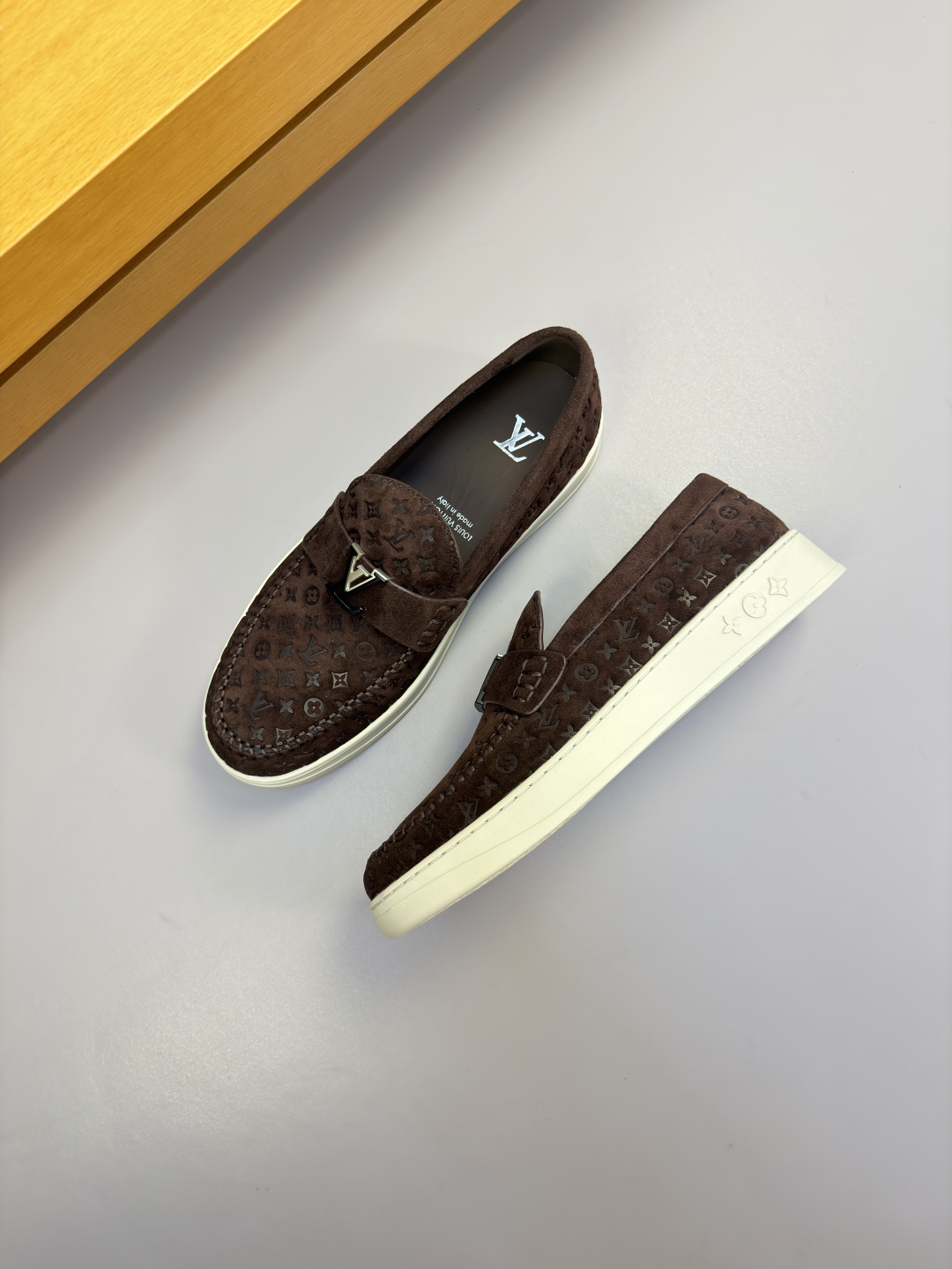 [Louis Vuitton] LV 루이비통 프리미엄 스웨이드 엠보싱 메탈버클 캐주얼 로퍼 신발