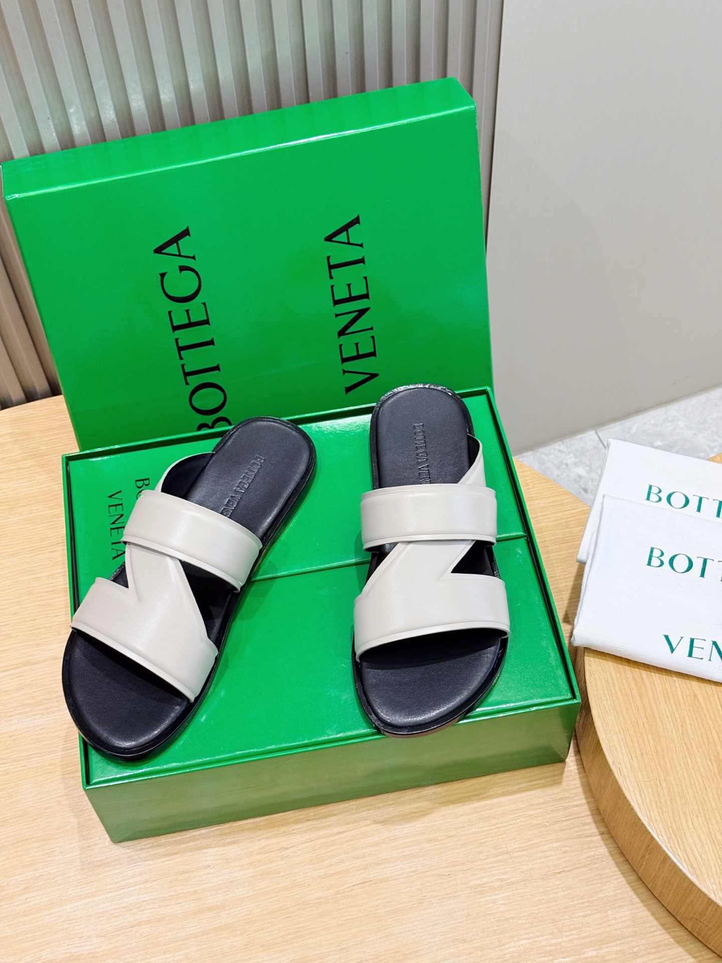 [Bottega Veneta] BV 보테가 베네타 웨이브 인트레치아토 레더 뮬 / 슬라이드 슬리퍼 신발