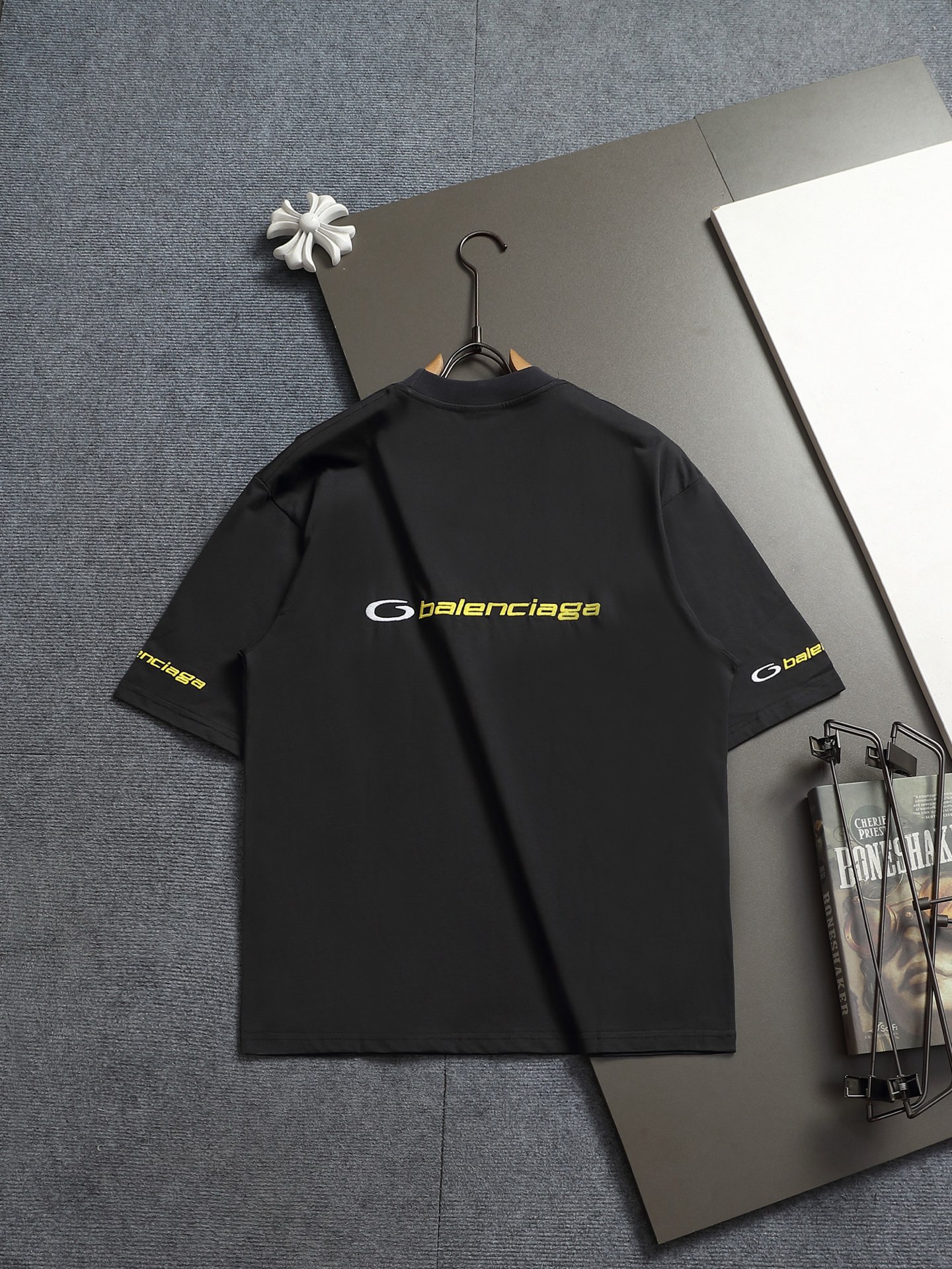 발렌시아가(BALENCIAGA) 서클 레터링 자수 반팔 티셔츠 상의 의류