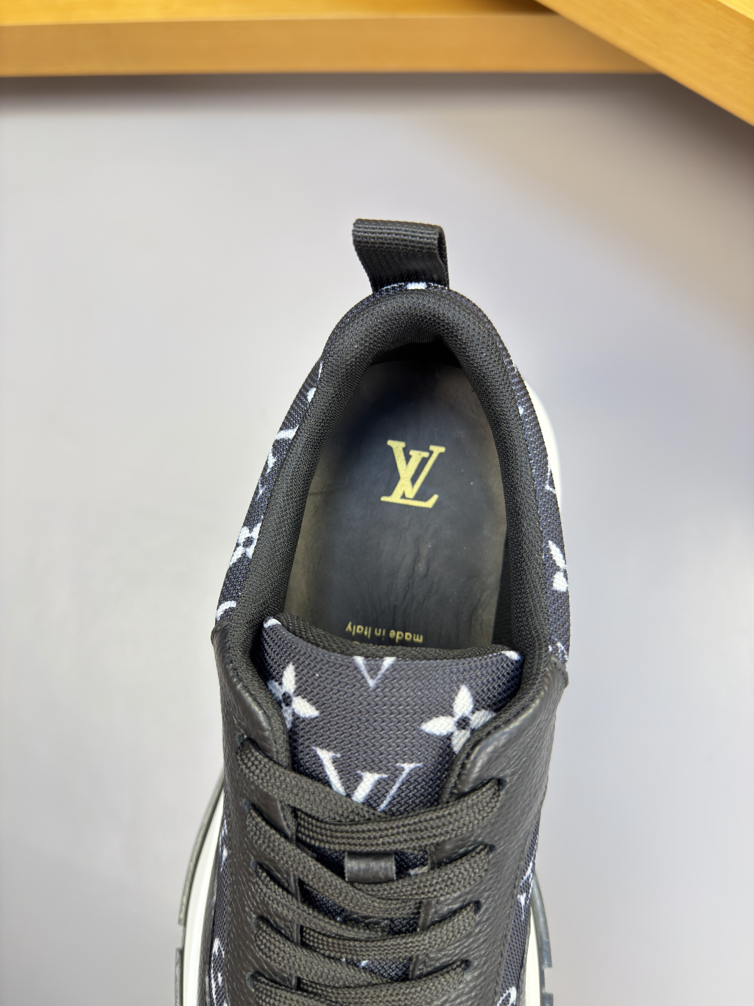 [Louis Vuitton] LV 루이비통 프리미엄 슈링크 & 하이글로시 모노그램 콤비 스니커즈 신발