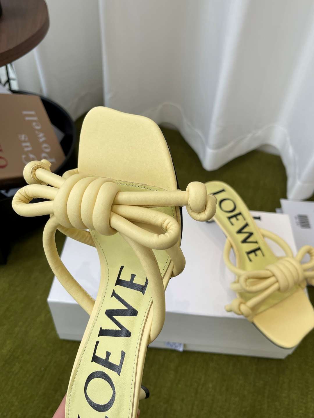 로에베(LOEWE) 리본 매듭 스트랩 미들힐 신발