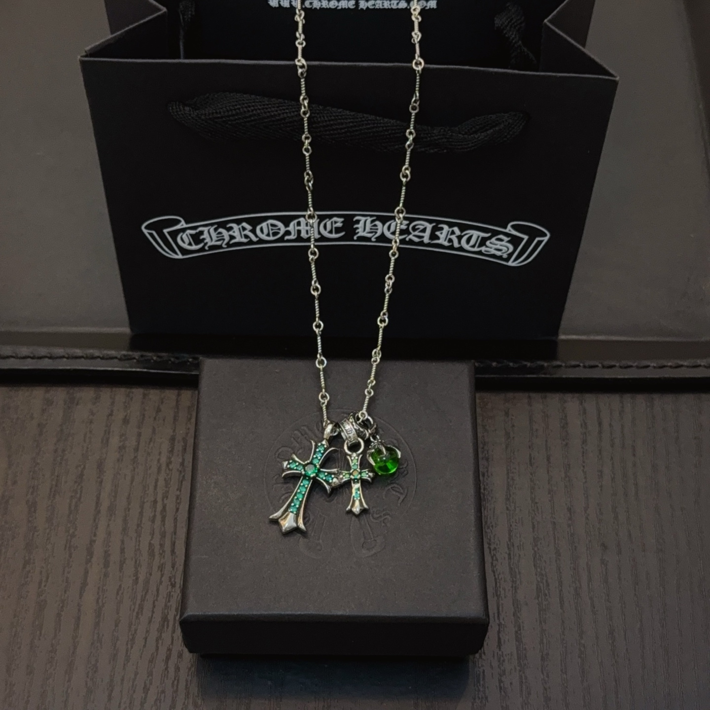크롬하츠(CHROME HEARTS) 세이프티 핀 그린 스톤 크로스 목걸이 악세사리