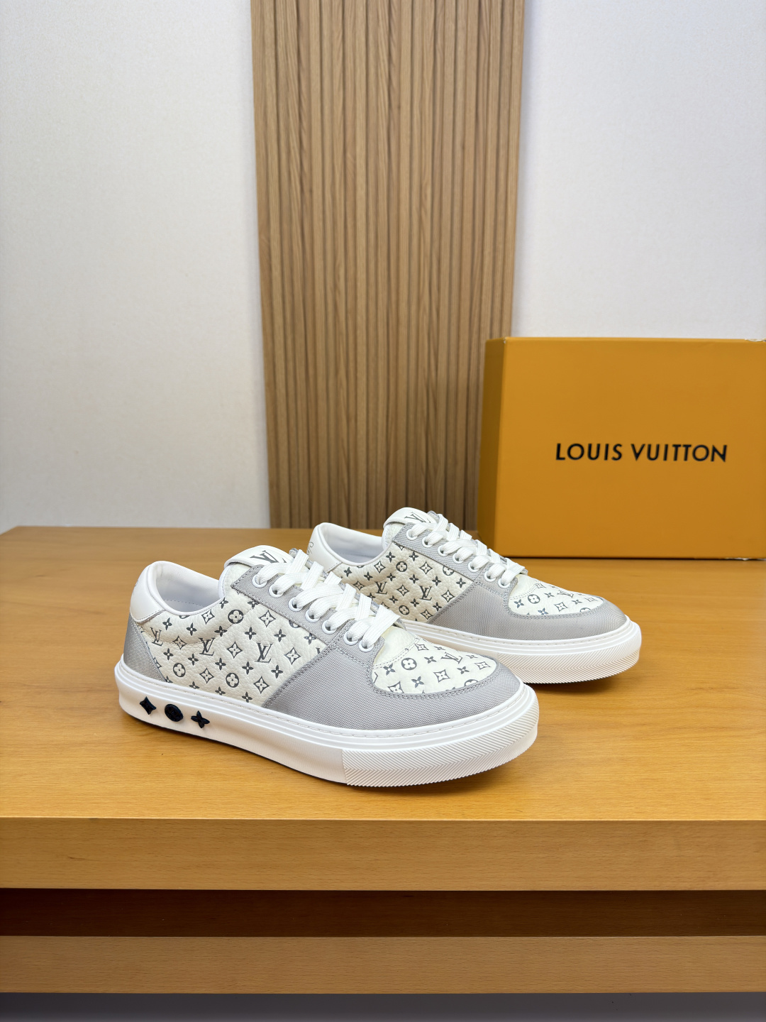 [Louis Vuitton] LV 루이비통 프리미엄 슈링크 레더 & 컬러 프린트 모노그램 스니커즈 신발 복제