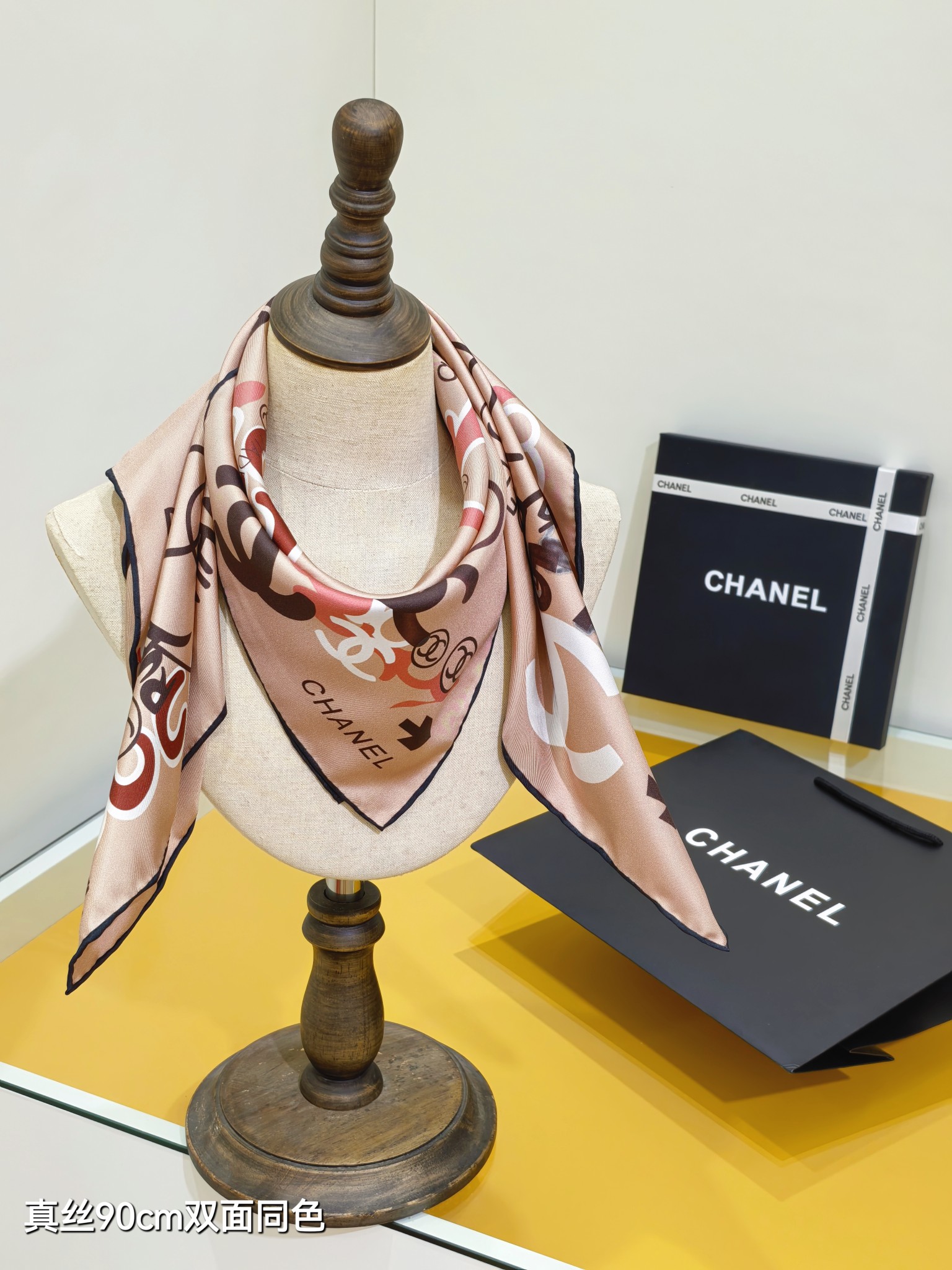 샤넬(CHANEL) 그래피티 로고 실크 목도리 스카프