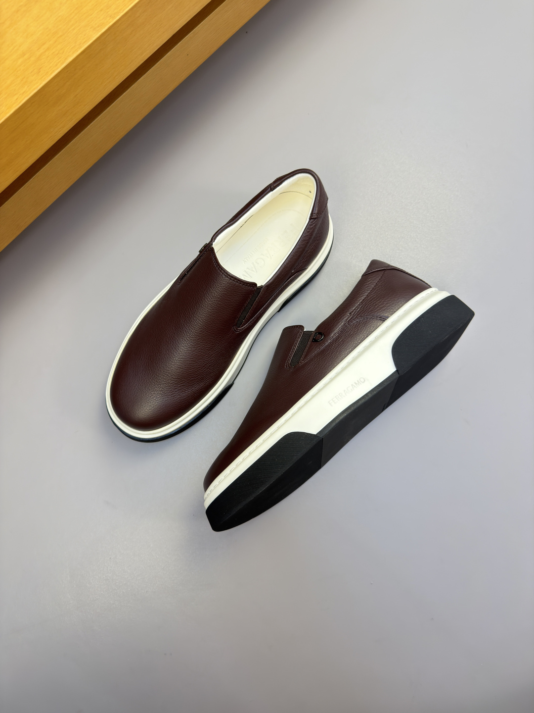 [Salvatore Ferragamo] 페라가모 프리미엄 슈링크 레더 미니멀 슬립온 스니커즈 신발