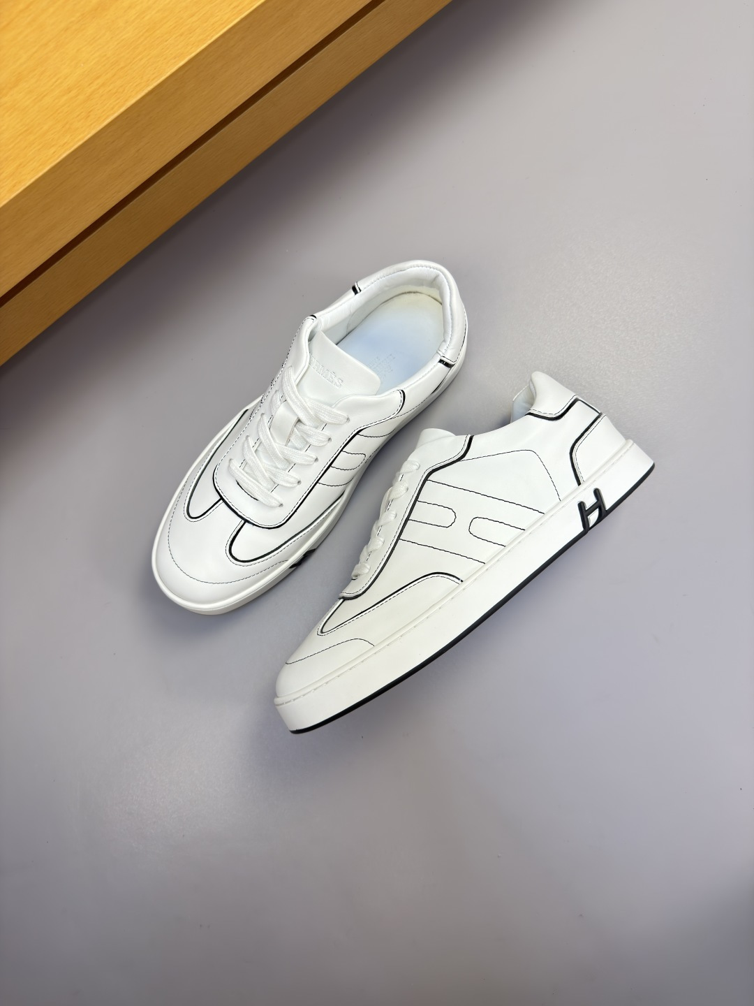 [Hermes] 에르메스 나파 스티치드 'H' 코트 스니커즈 신발