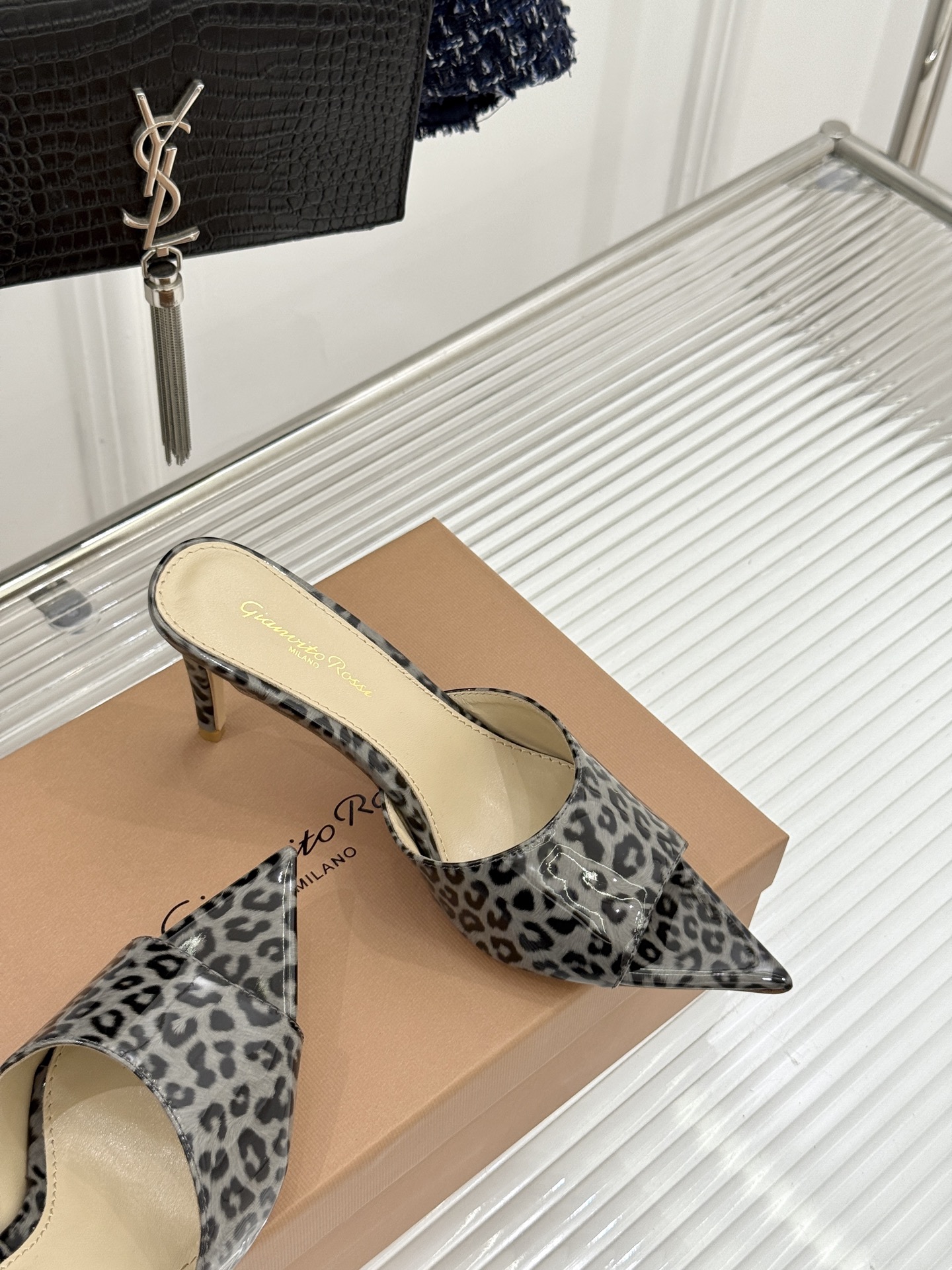 지안비토 로시(Gianvito Rossi) 슬림 포인티드 힐 슬리퍼 신발