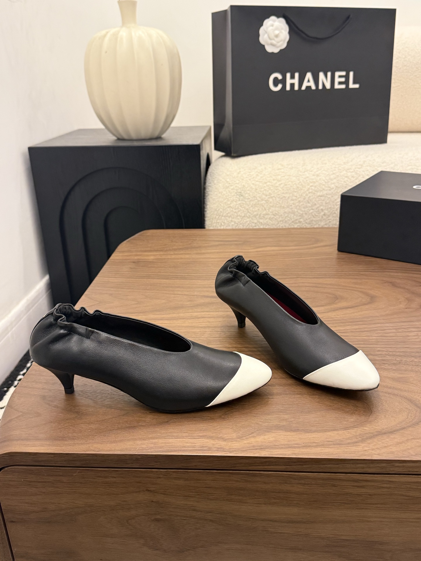 샤넬(CHANEL) 주름 디테일 스틸레토 펌프스 신발