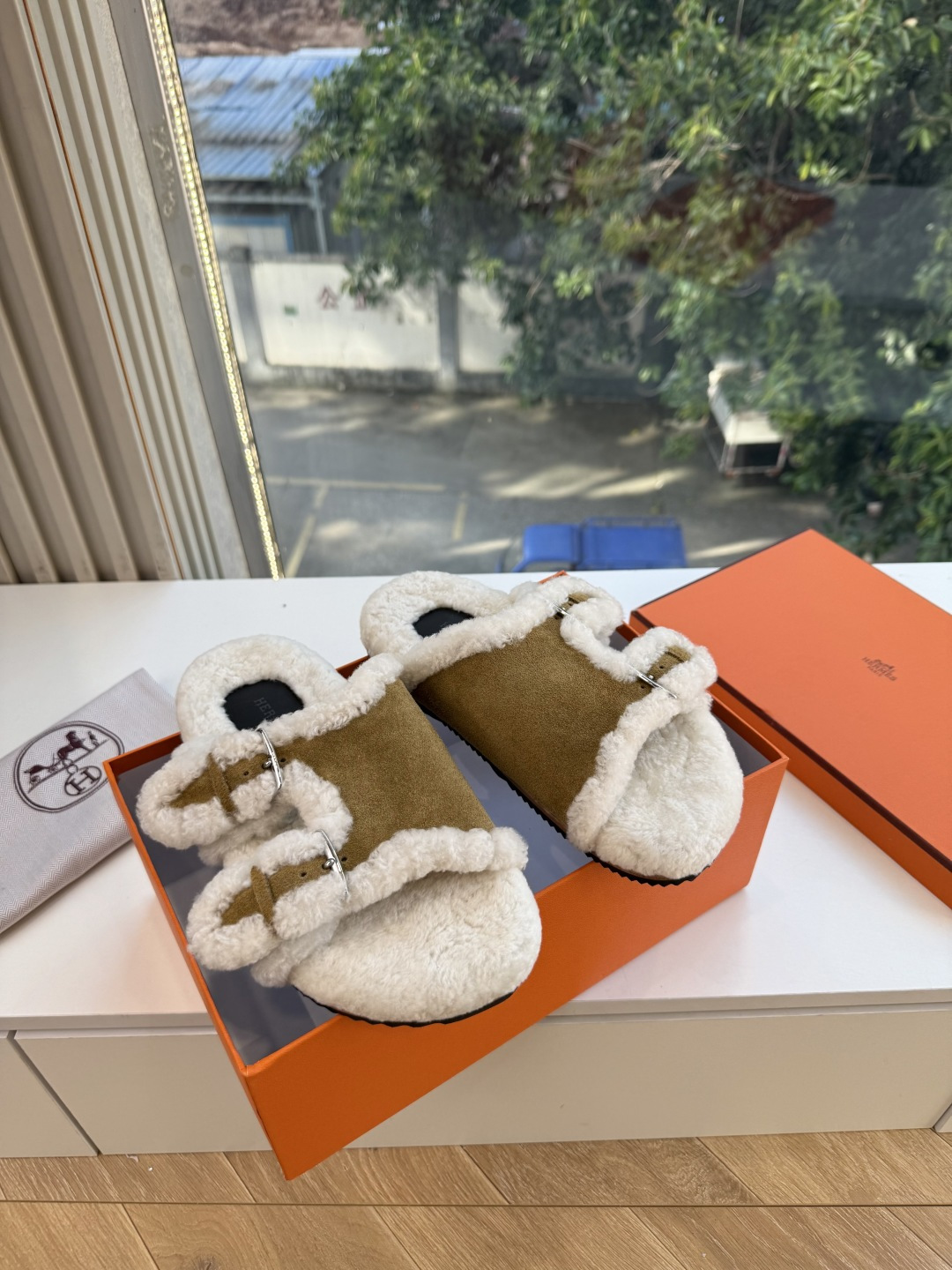 에르메스(HERMES) 시어링 퍼 뮬 슬리퍼 신발
