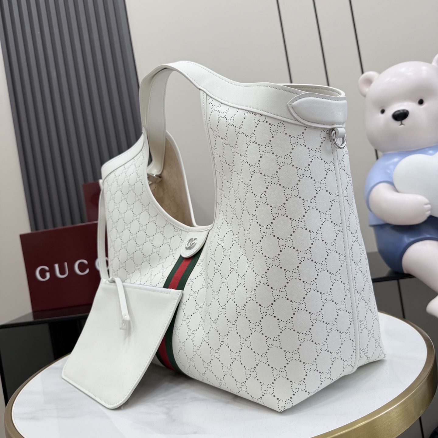 GUCCI 구찌 Generation 제너레이션 GG 질리오(Giglio) 펀칭 레더 토트백 - 라지 가방