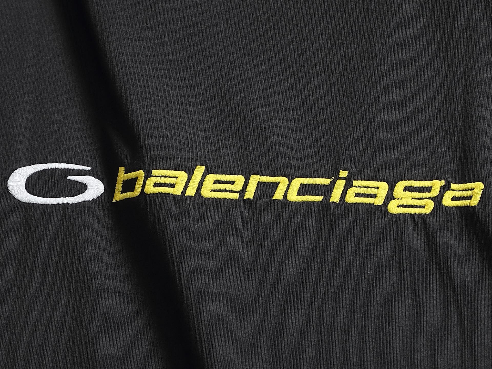 발렌시아가(BALENCIAGA) 서클 레터링 자수 반팔 티셔츠 상의 의류