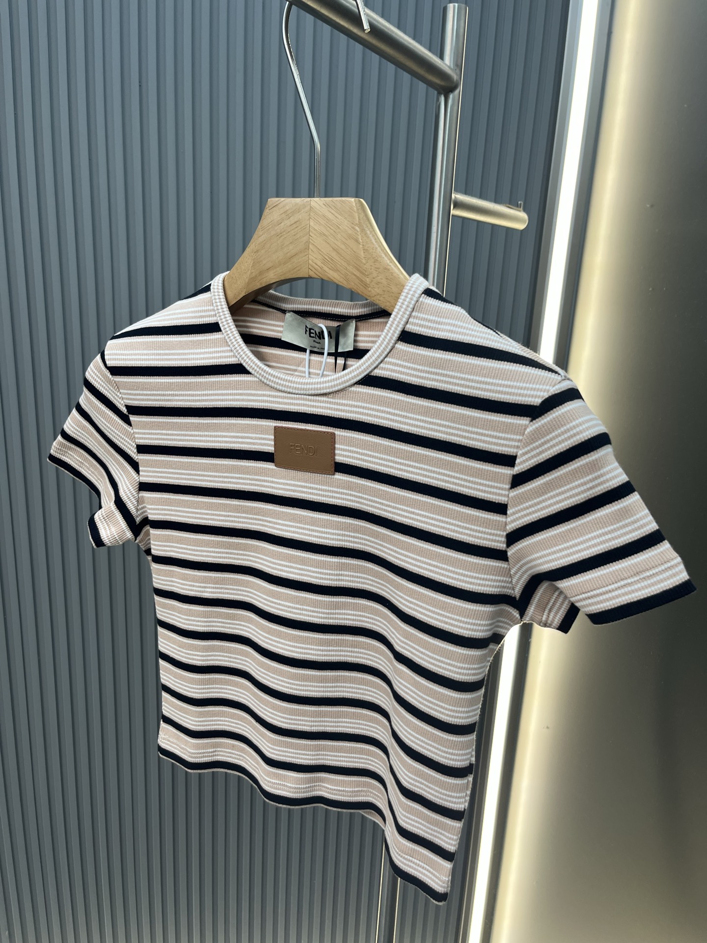 펜디(FENDI) 레더 패치 스트라이프 크롭 티셔츠 상의 의류