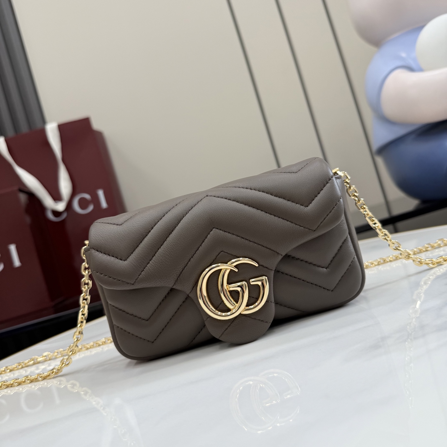 GUCCI 구찌 GG 마몽(GG Marmont) 마틀라세 미니 백 - 다크 그레이시 브라운 가방