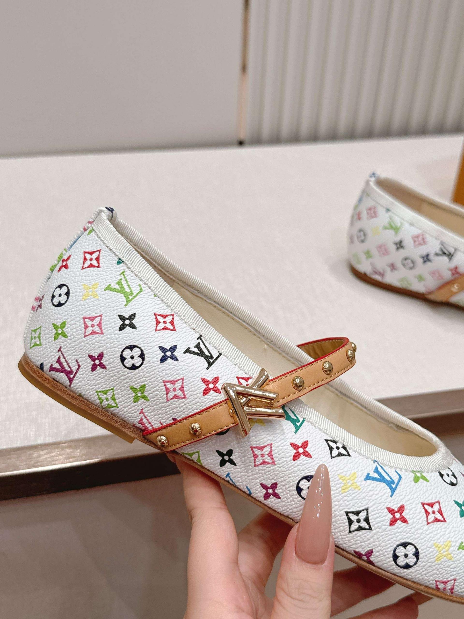 루이비통(LV) 모노그램 레더 메리제인 발레리나 플랫 신발