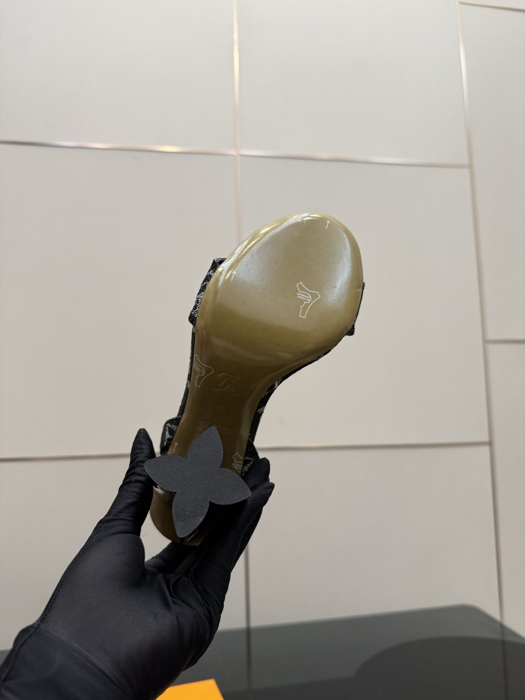 루이비통(LV) 모노그램 데님 앵클 스트랩 샌들 힐 신발