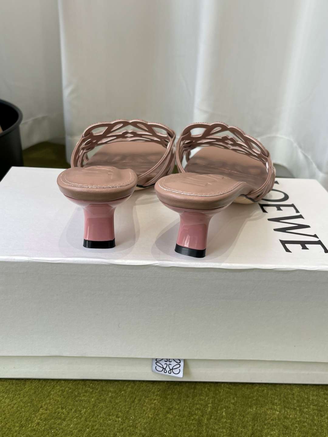 로에베(LOEWE) 아나그램 라인스톤 미들 힐 신발