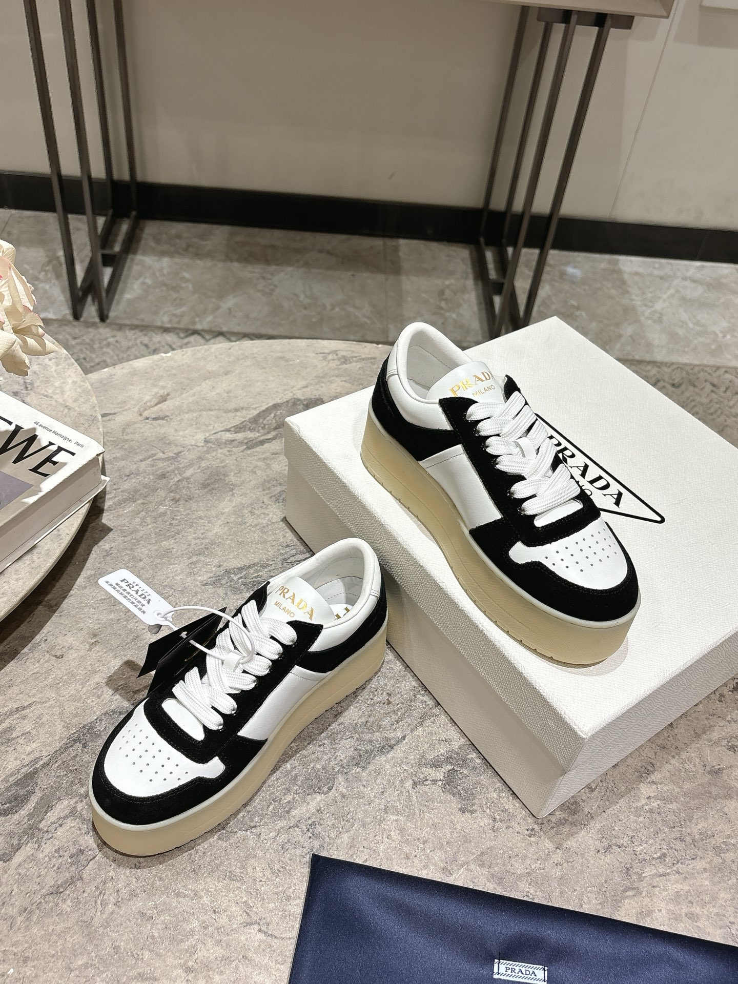프라다(PRADA) 삼각 로고 플랫폼 스니커즈 신발