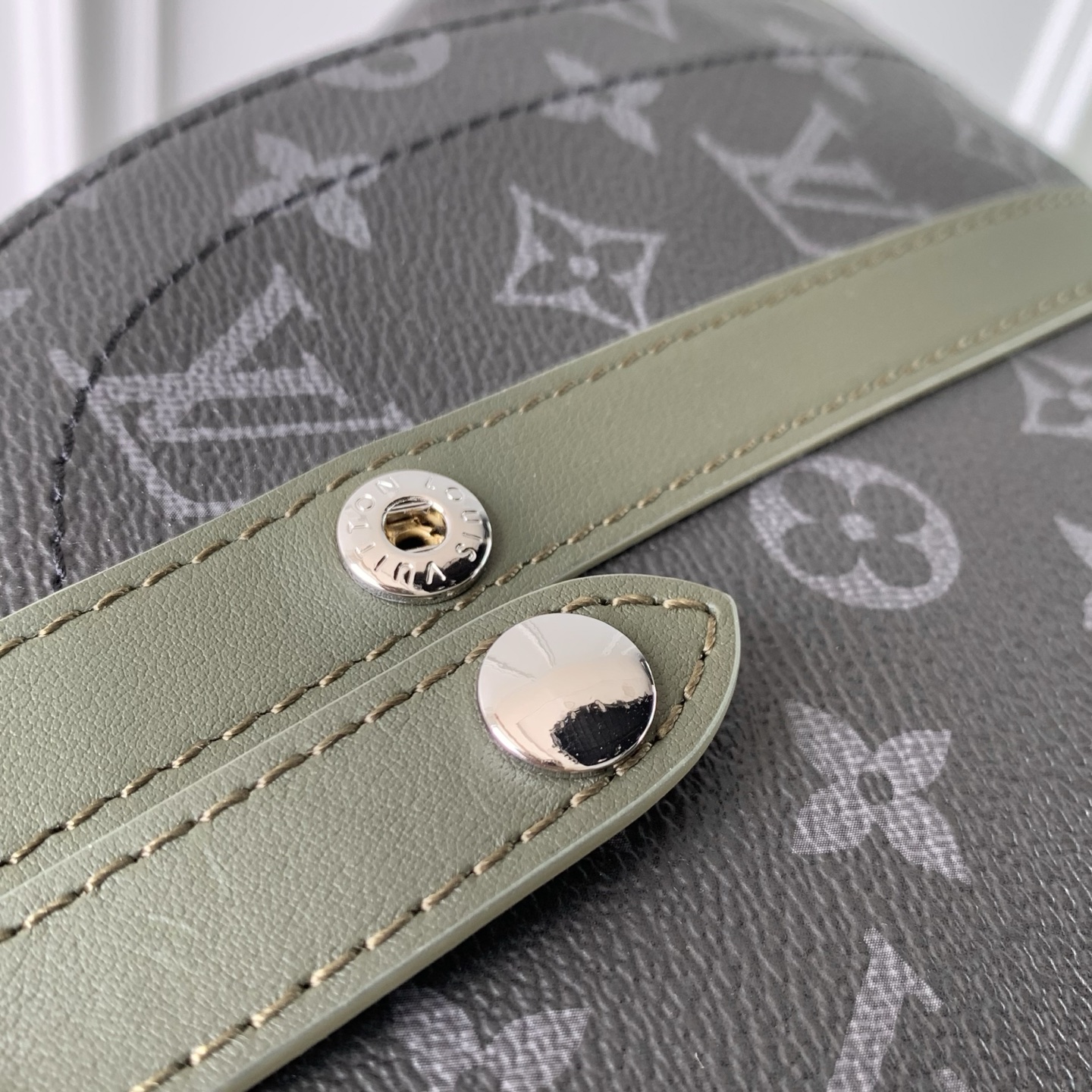 LOUIS VUITTON LV 루이비통 크리스토퍼 MM 백팩 (모노그램 이클립스 캔버스) 가방