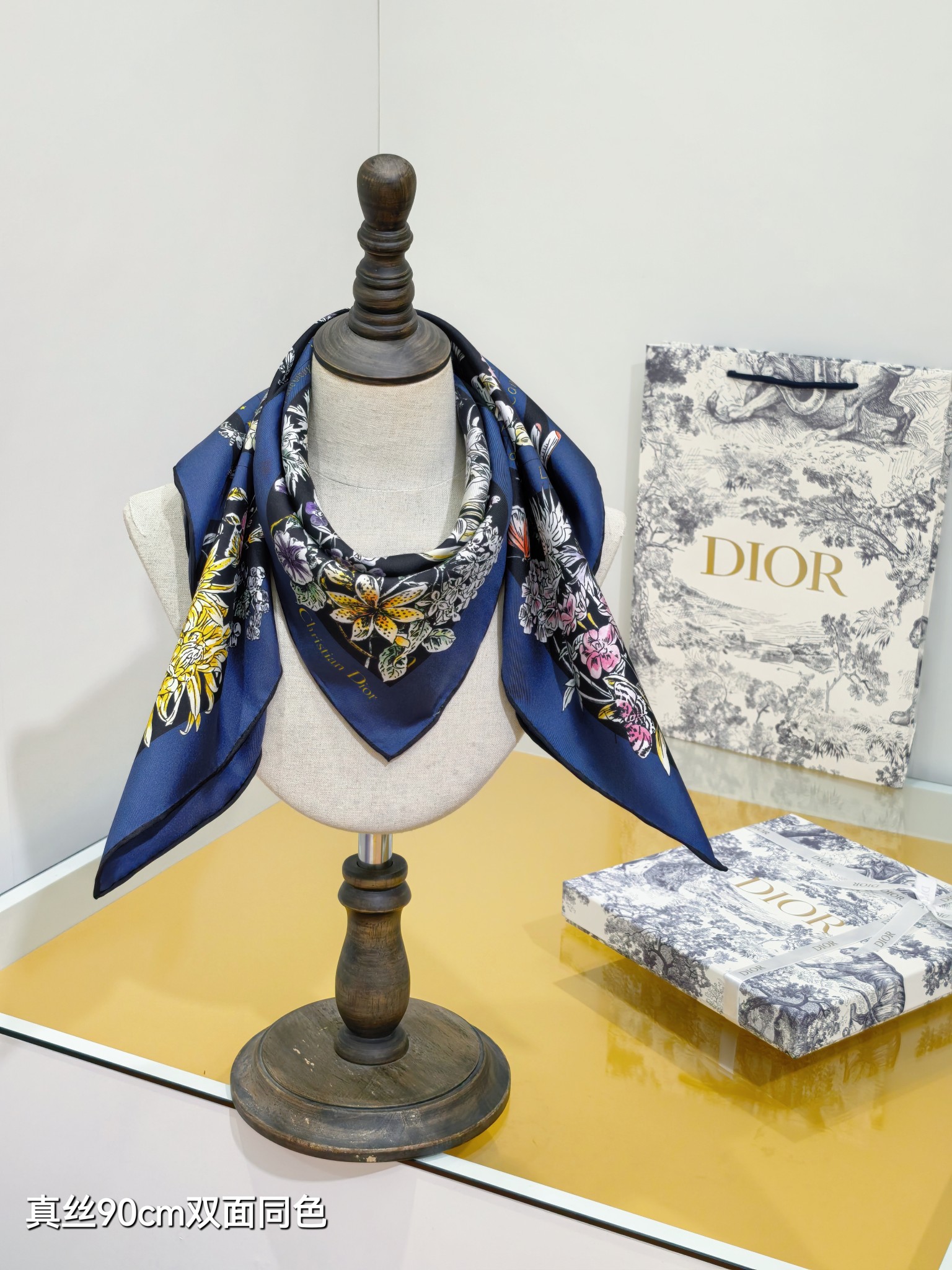 디올(DIOR) 플라워 조디악 실크 목도리 스카프