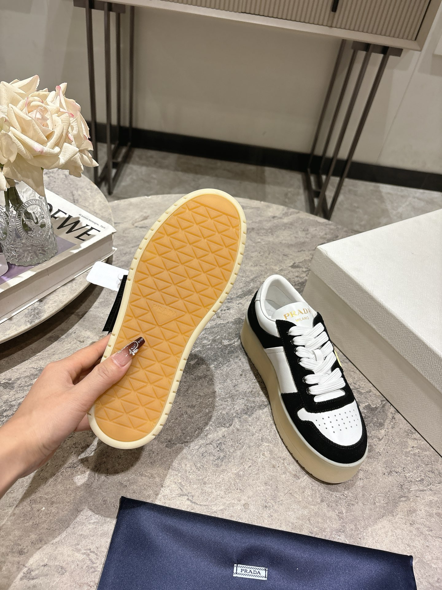 프라다(PRADA) 삼각 로고 플랫폼 스니커즈 신발