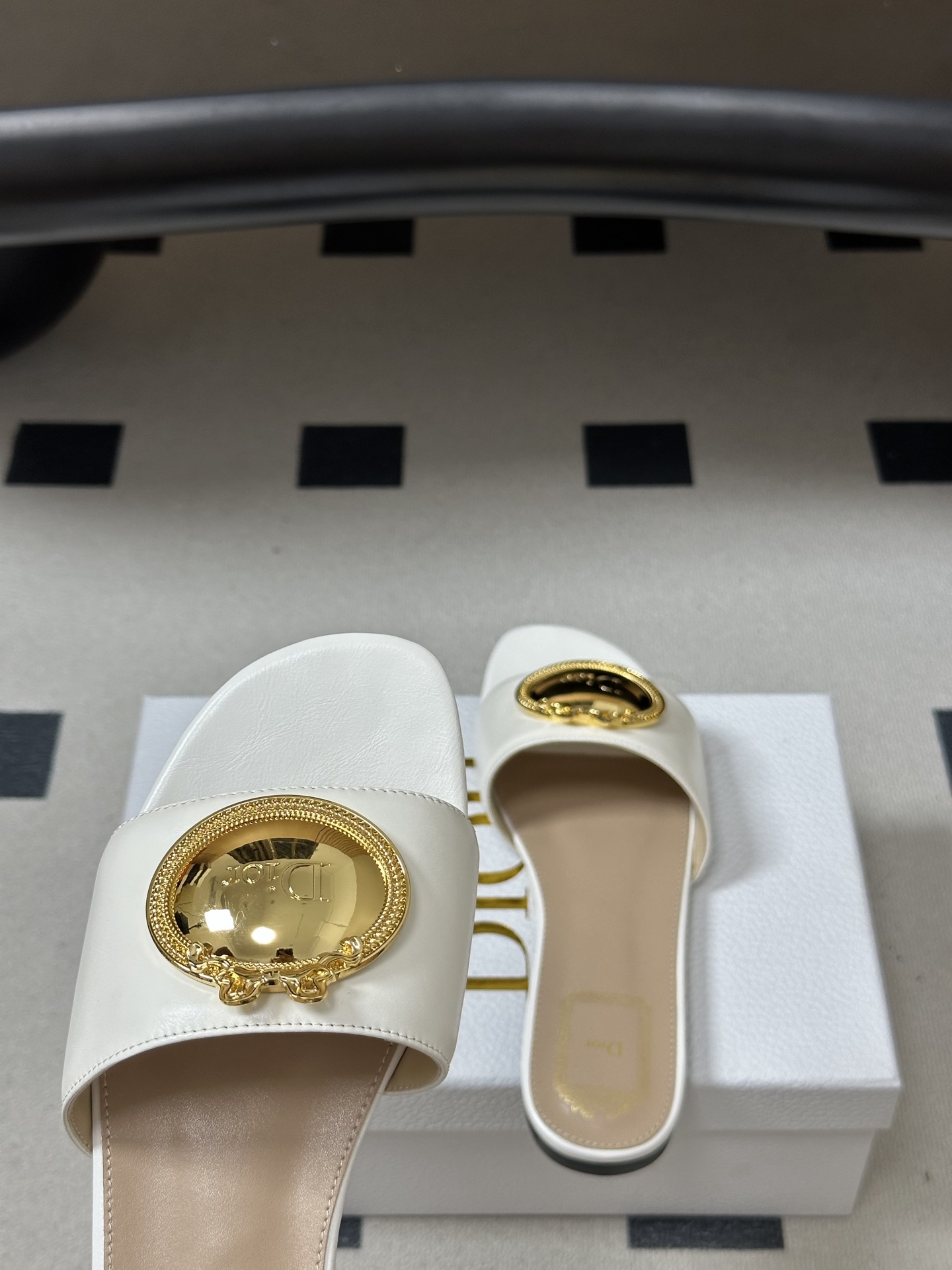 디올(DIOR) 메탈 버클 슬라이드 슬리퍼 신발