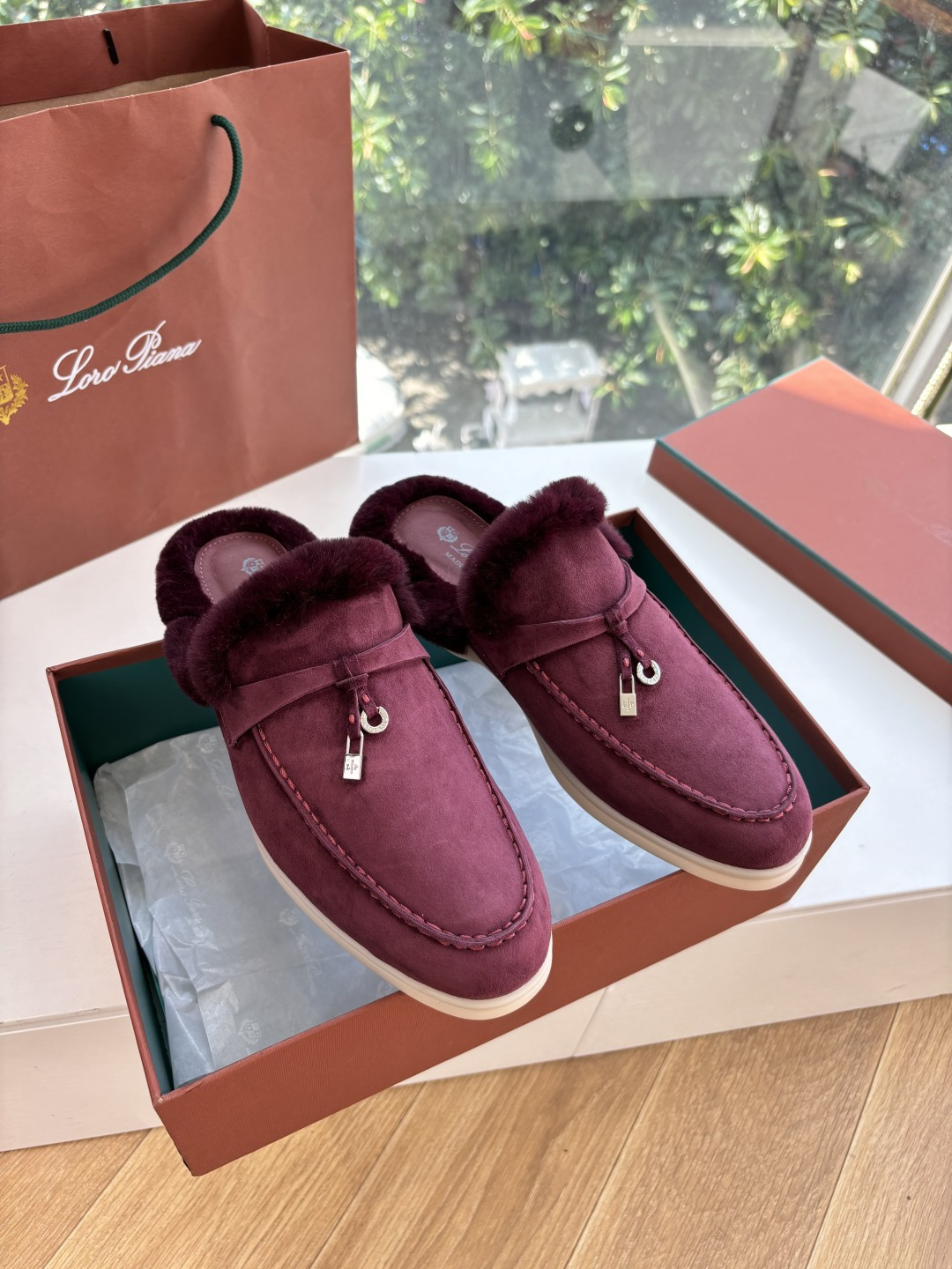 로로피아나(Loro Piana) 커플 퍼 트리밍 스웨이드 뮬 슬리퍼 신발
