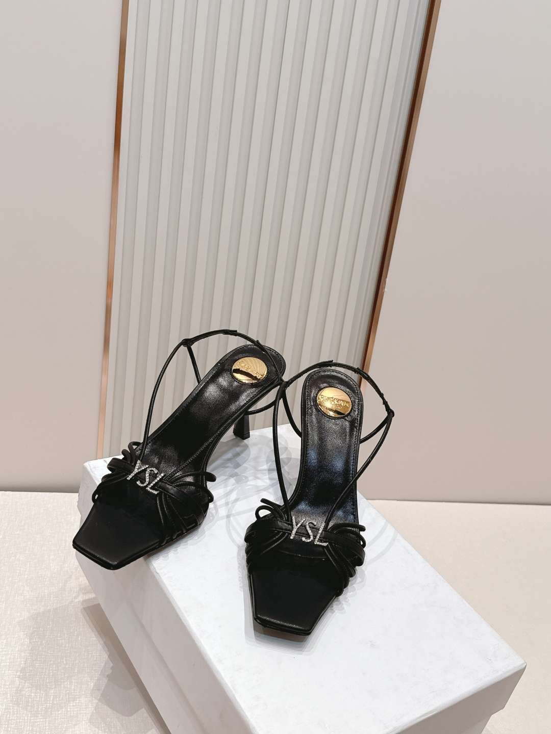생로랑(YSL) 스퀘어토 스트랩 샌들 신발