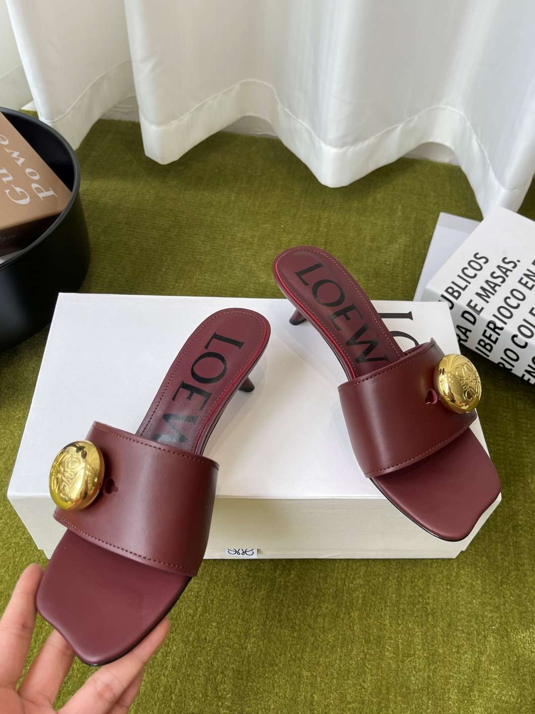 로에베(LOEWE) 메달 스퀘어토 키튼힐 뮬 샌들 신발