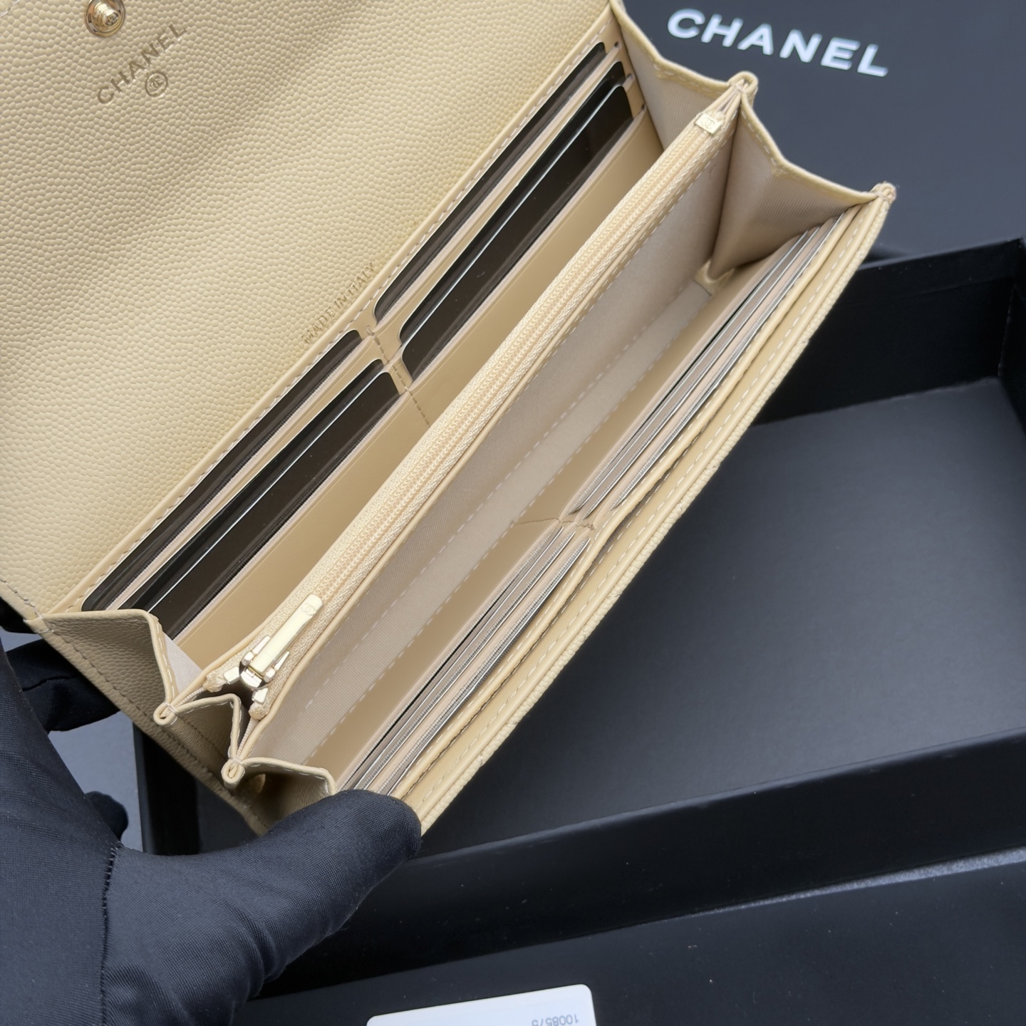 [Chanel] 샤넬 26SS 캐비어 멀티 젬스톤 플랩 장지갑