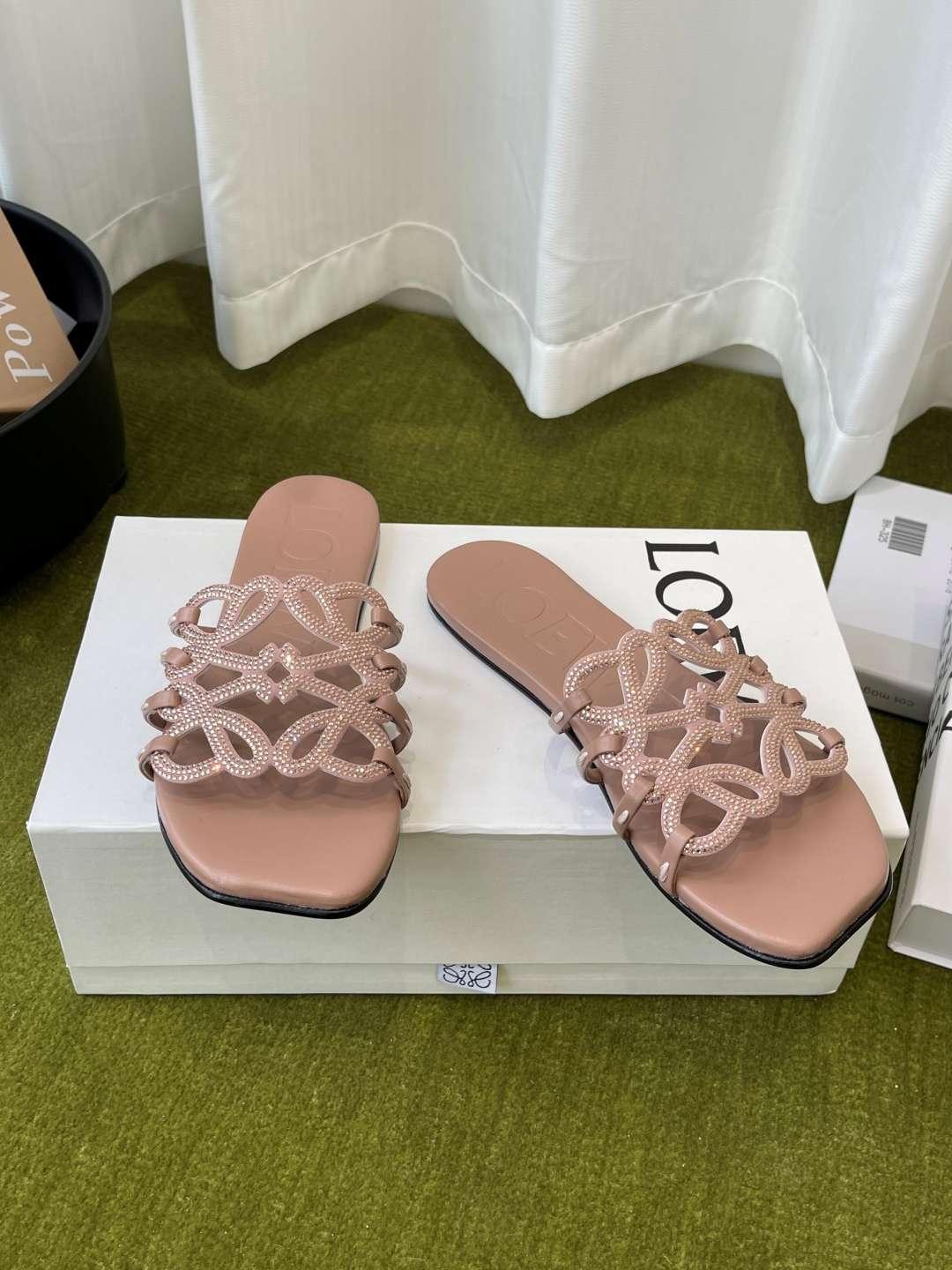 로에베(LOEWE) 라인스톤 스퀘어토 플랫 슬리퍼 신발
