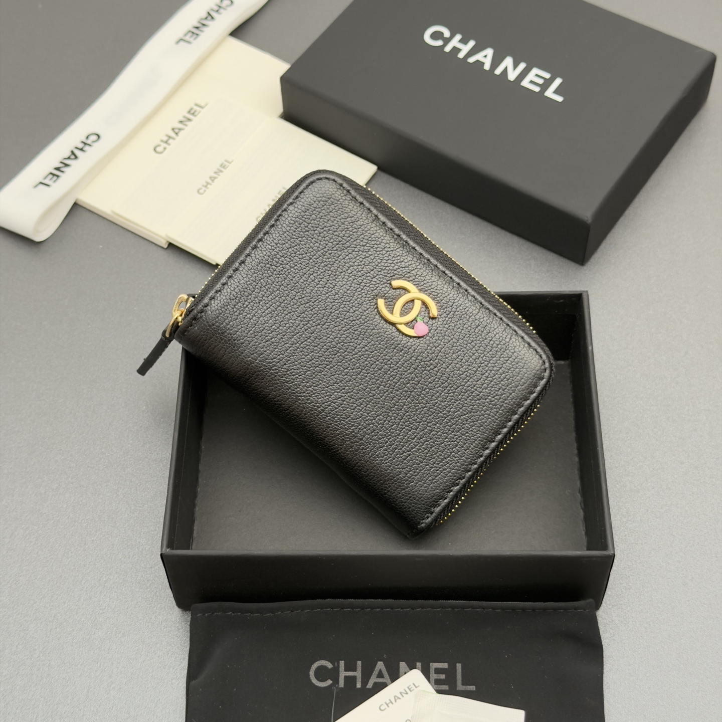 [Chanel] 샤넬 메탈 로고 지퍼 카드 지갑