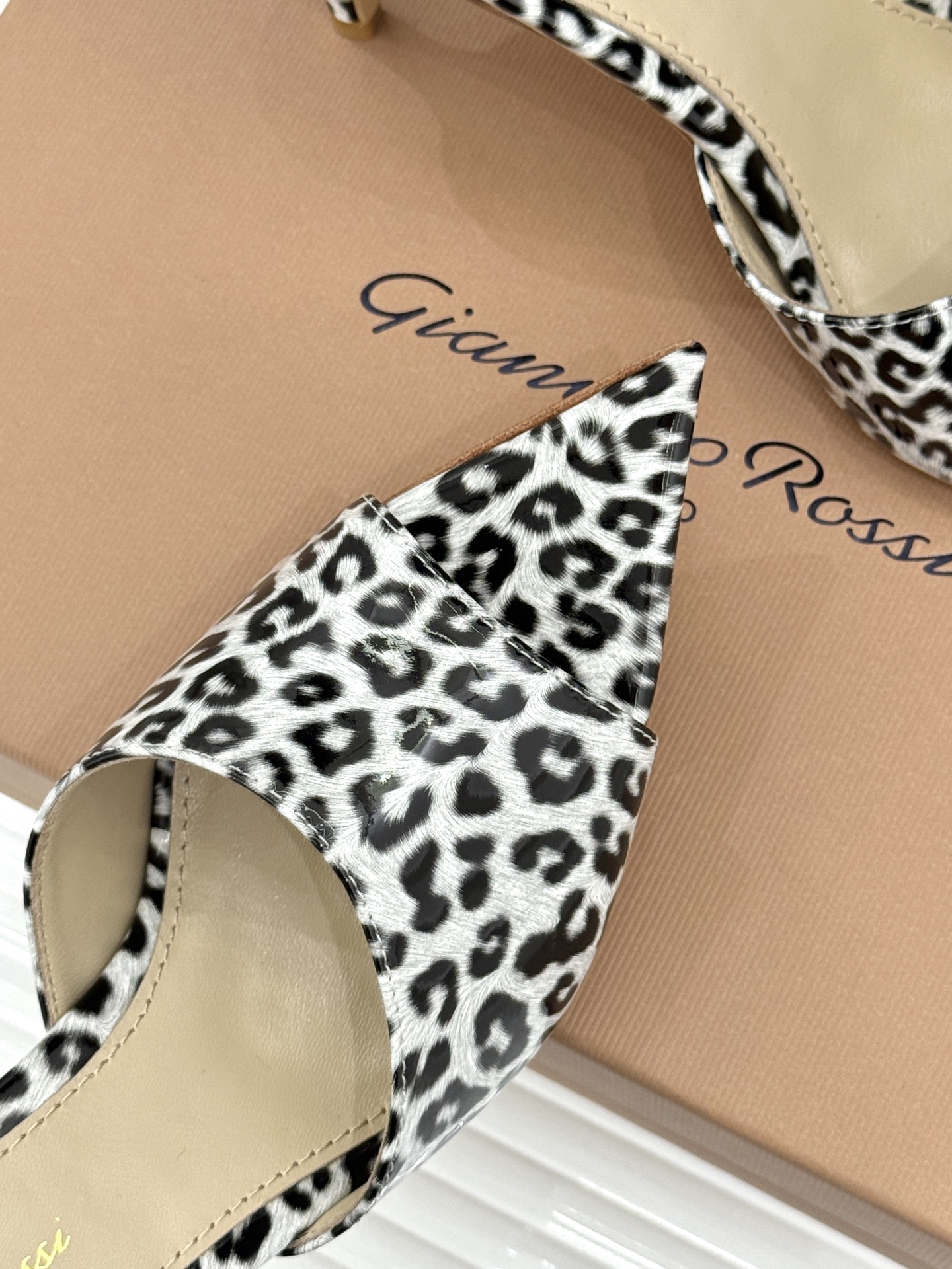 지안비토 로시(Gianvito Rossi) 슬림 포인티드 힐 슬리퍼 신발