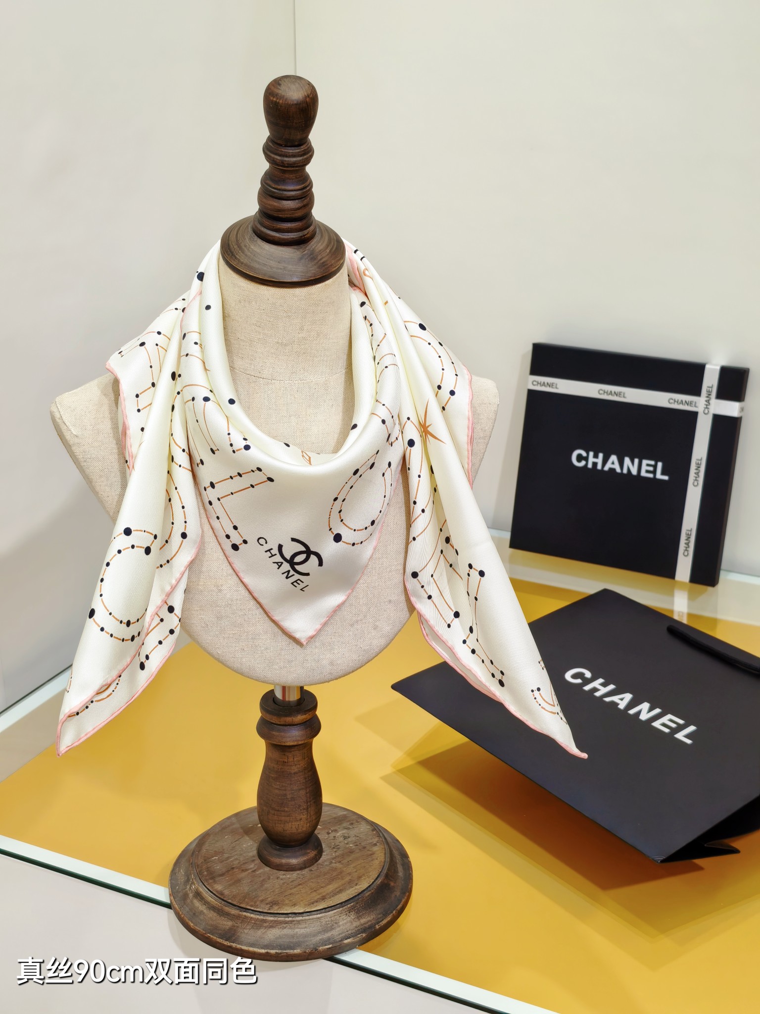 샤넬(CHANEL) 조디악 레터링 실크 목도리 스카프
