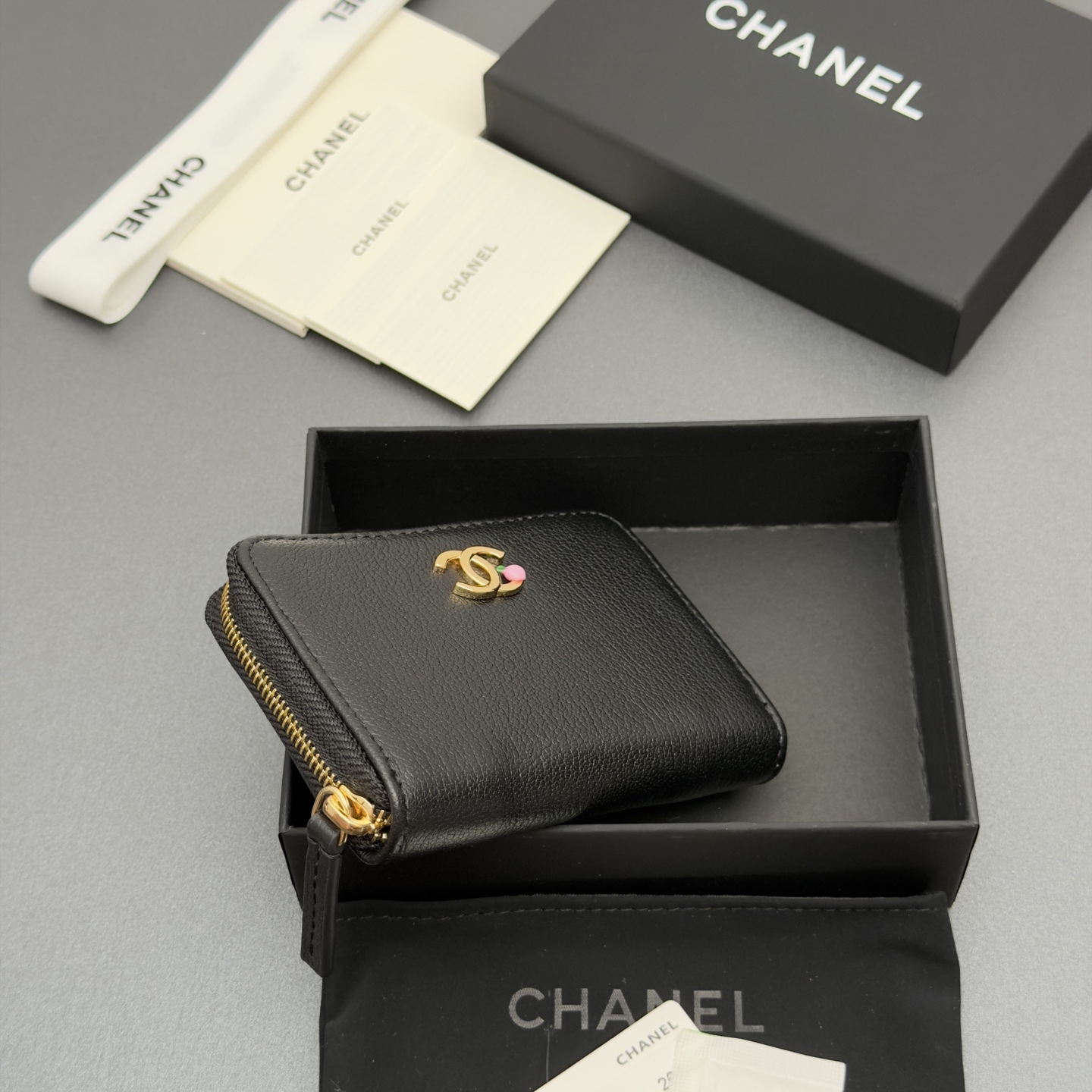 [Chanel] 샤넬 메탈 로고 지퍼 카드 지갑